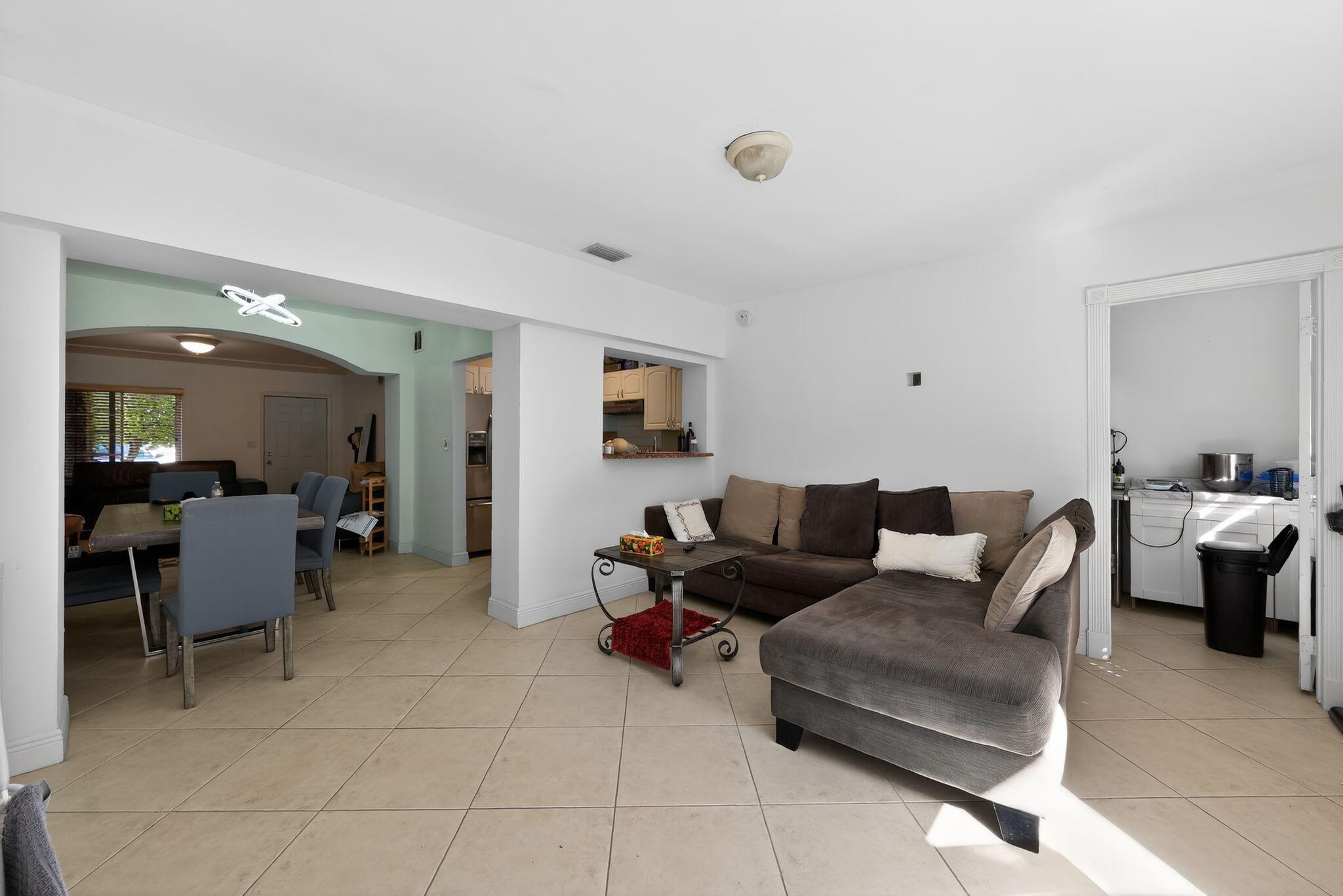 2131 Biarritz Drive Property Photo 7