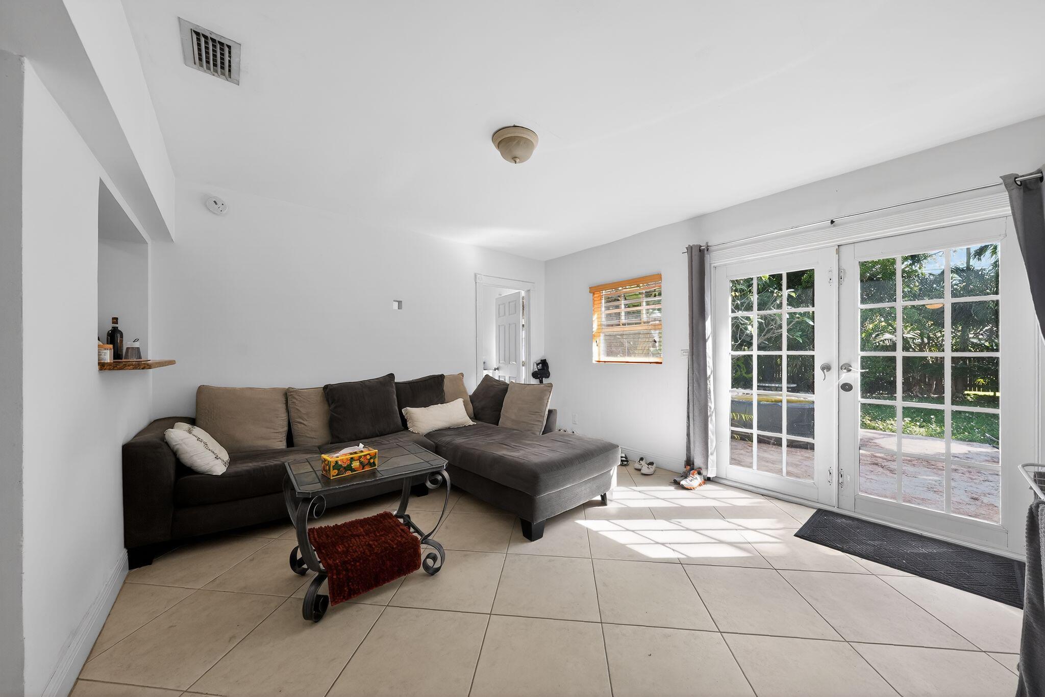 2131 Biarritz Drive Property Photo 10