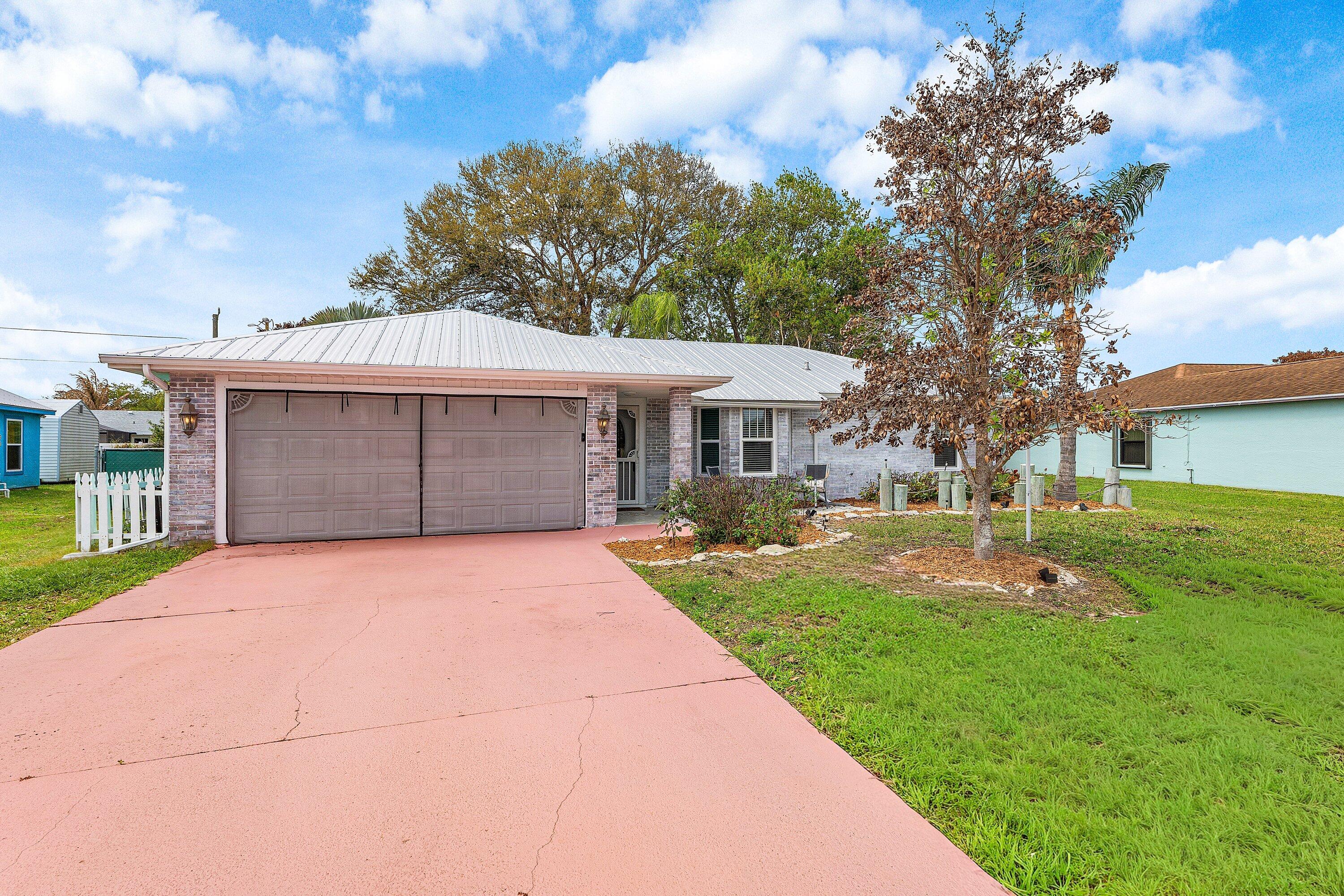 2114 Se Midtown Road Property Photo 2
