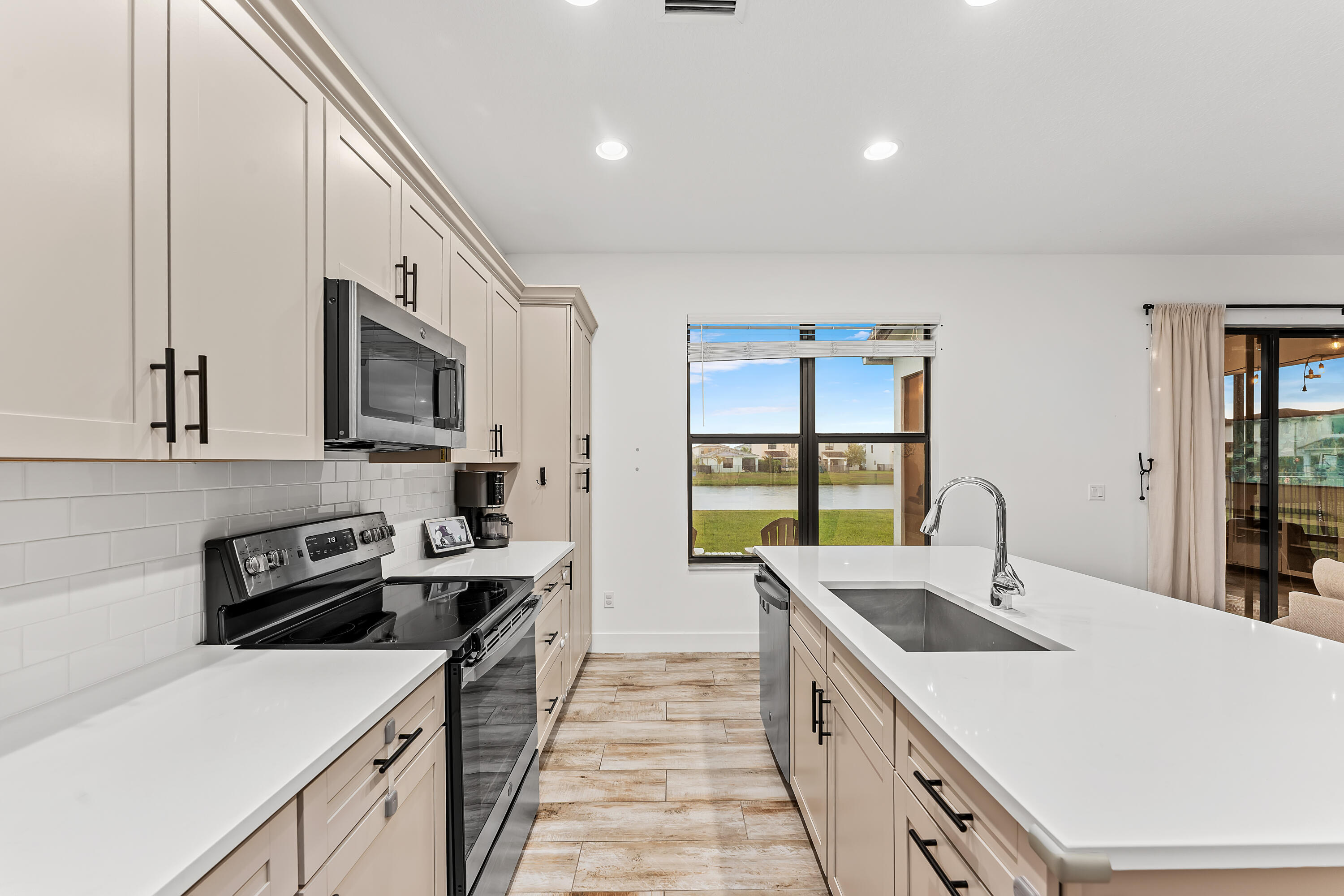 16235 Sandy Shore Drive Property Photo 12
