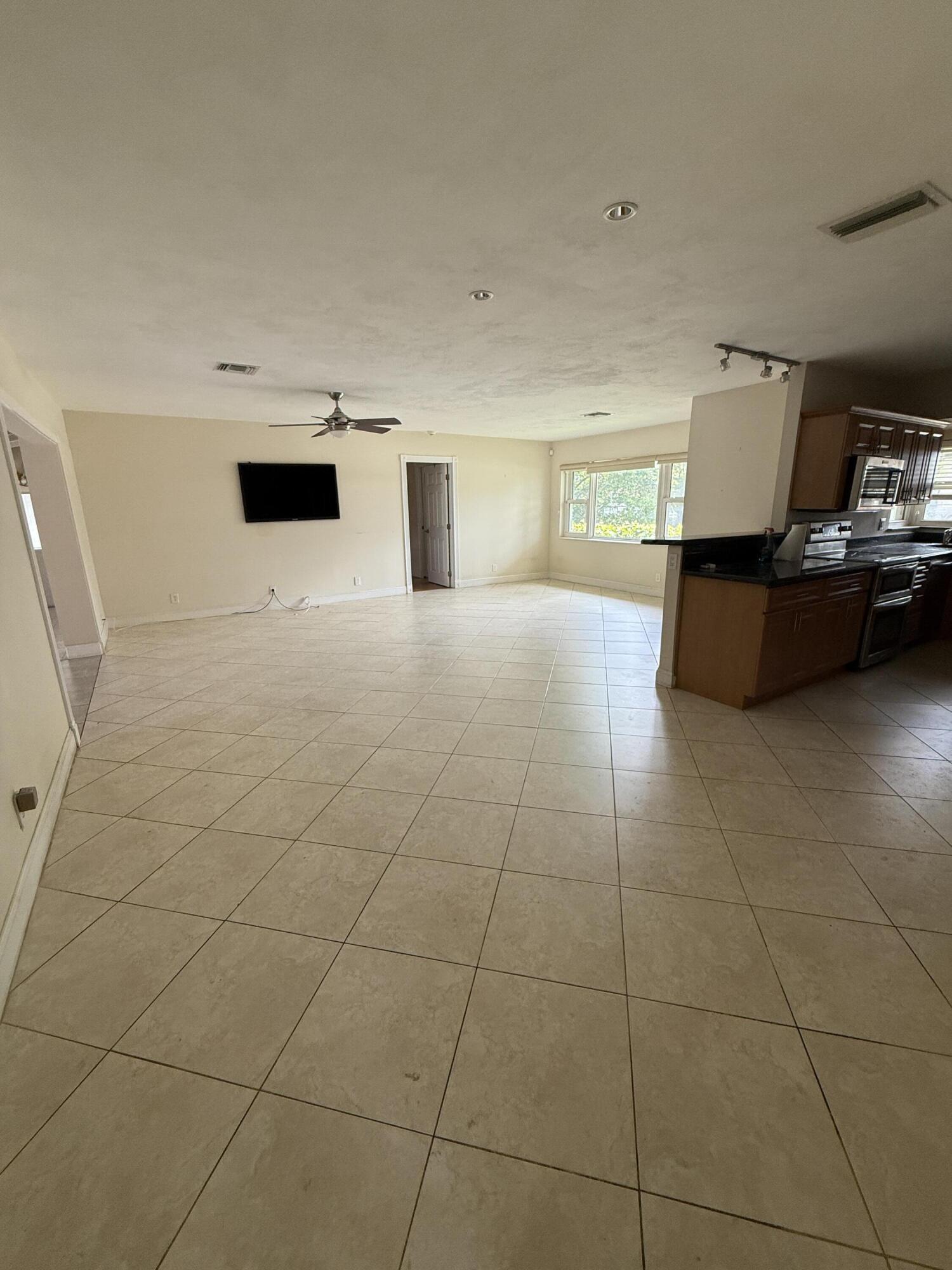 2456 Middle River Drive Property Photo 5