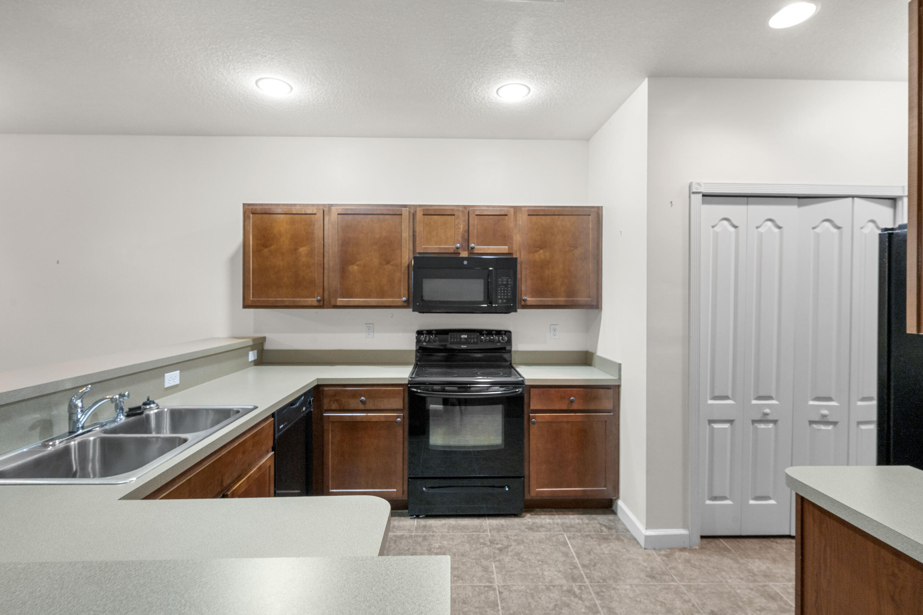 2545 Creekside Drive Property Photo 2
