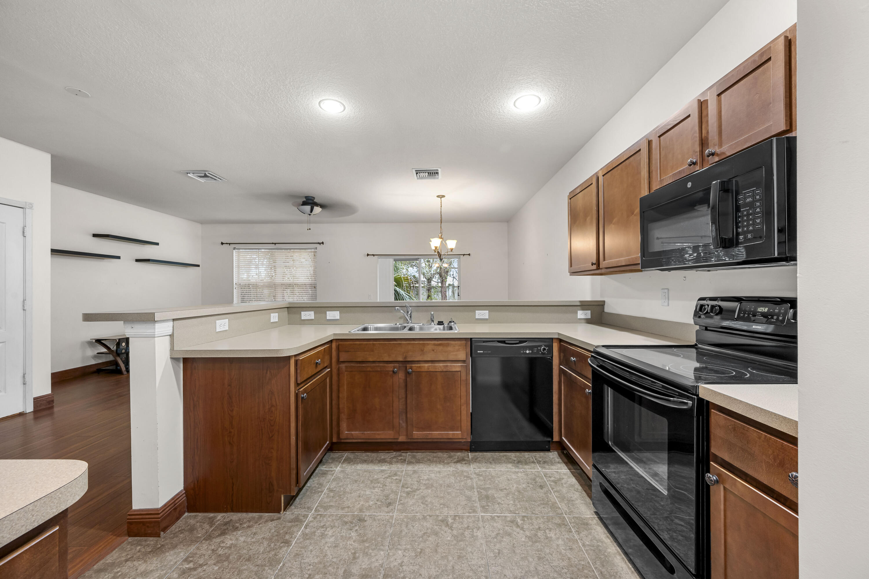 2545 Creekside Drive Property Photo 3