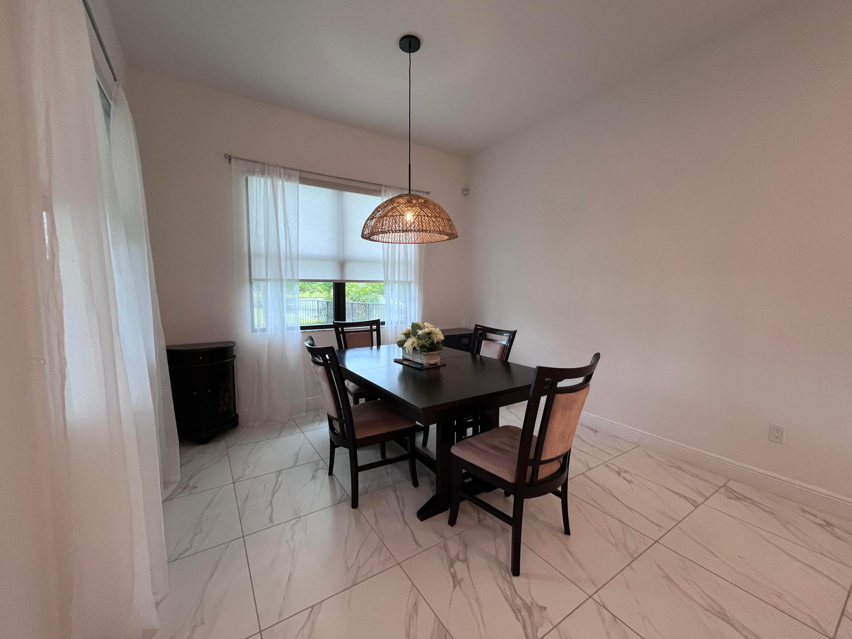 5663 Saint Armands Way Property Photo 4