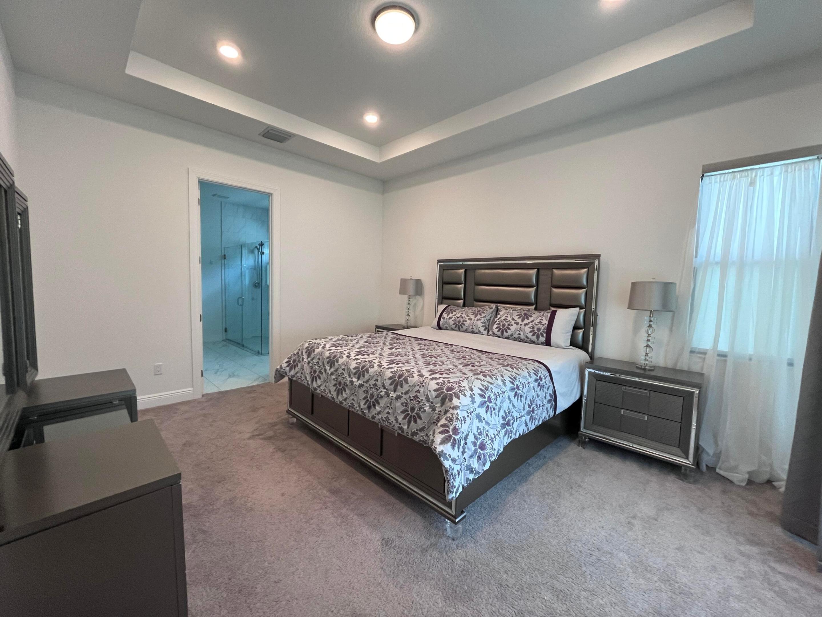 5663 Saint Armands Way Property Photo 8