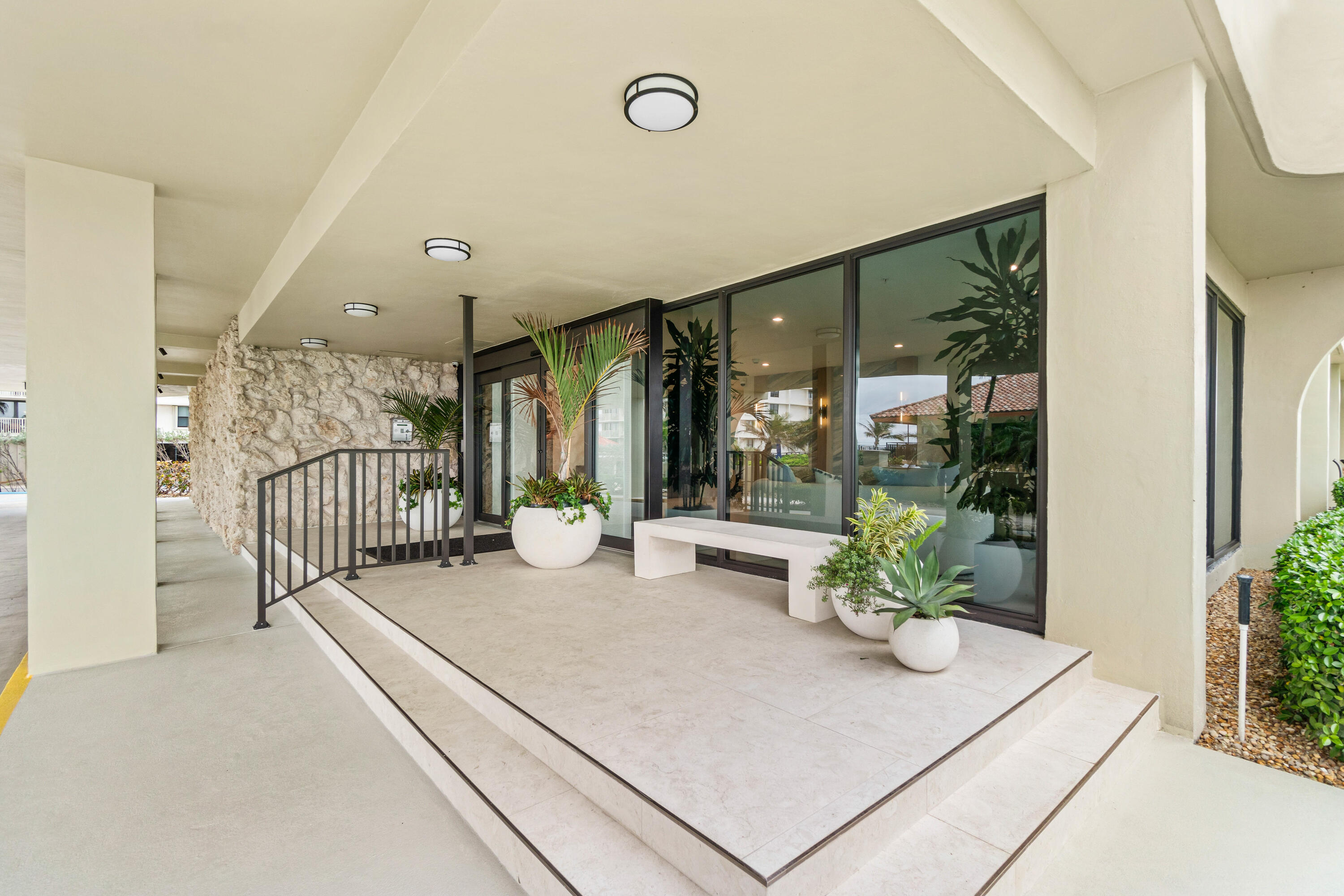 5460 N Ocean Drive 5b Property Photo 8