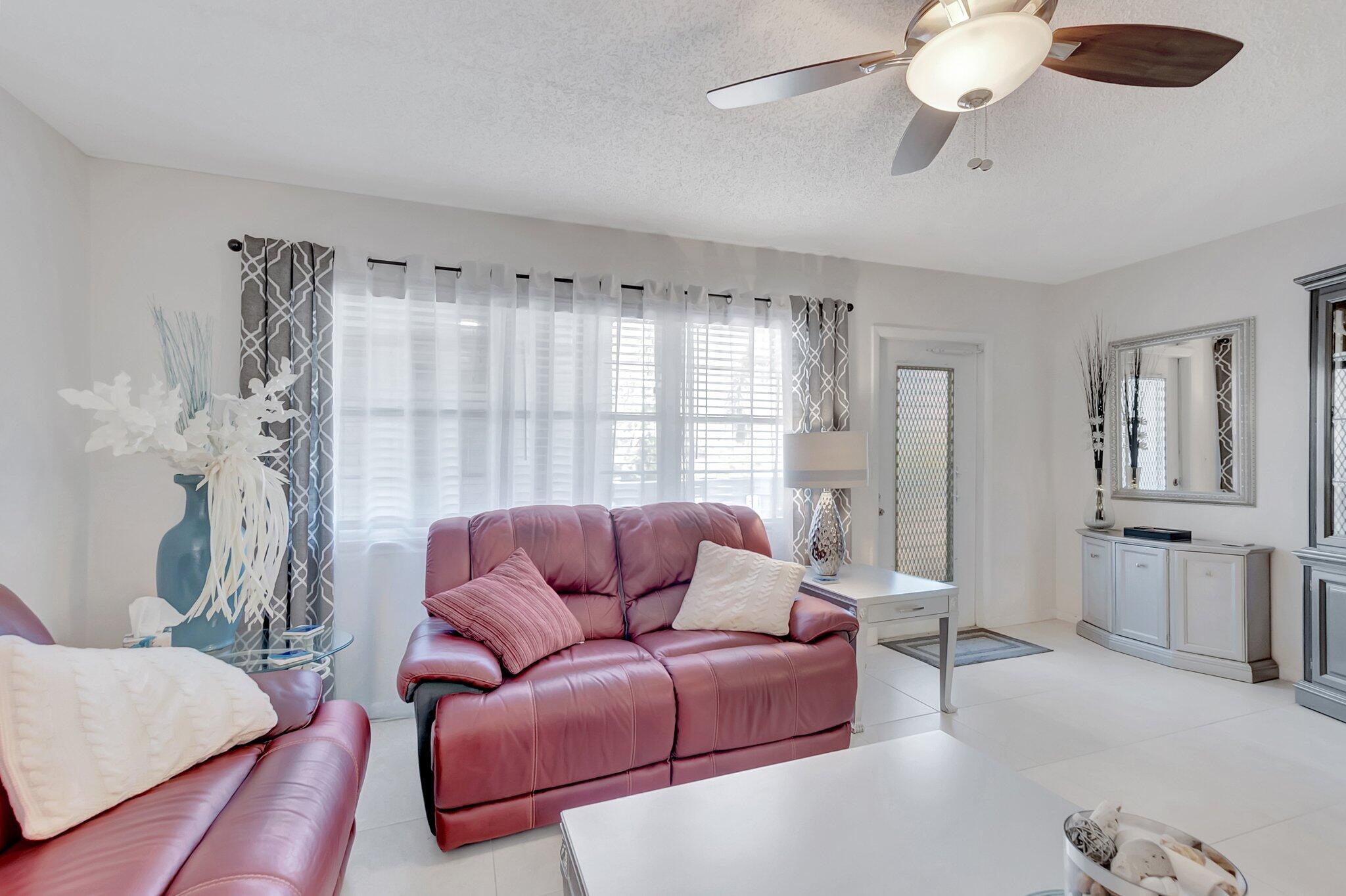 2051 Cambridge C Property Photo 4