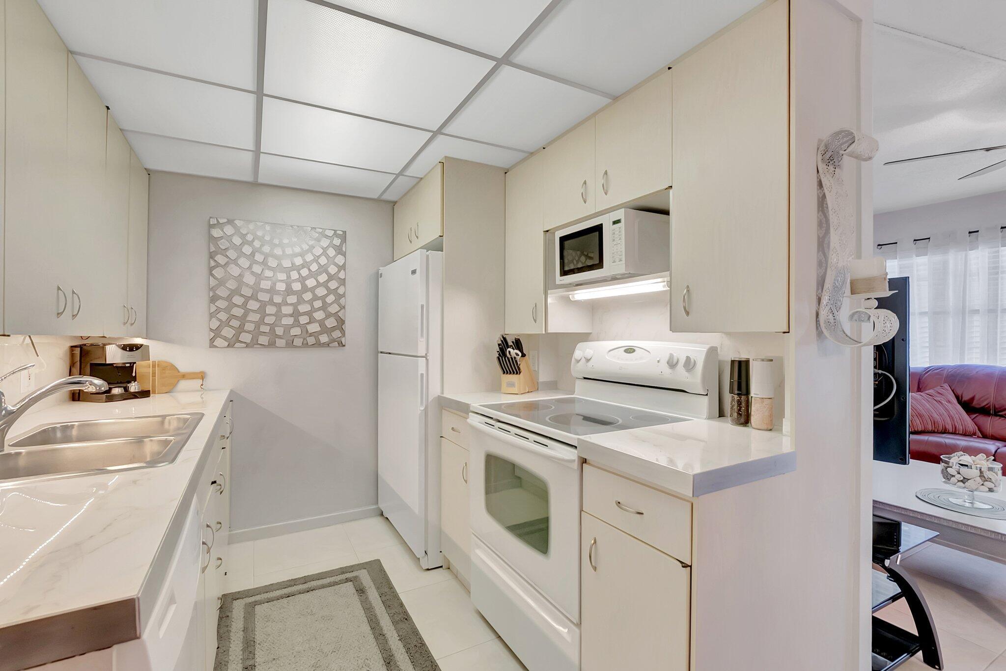 2051 Cambridge C Property Photo 7