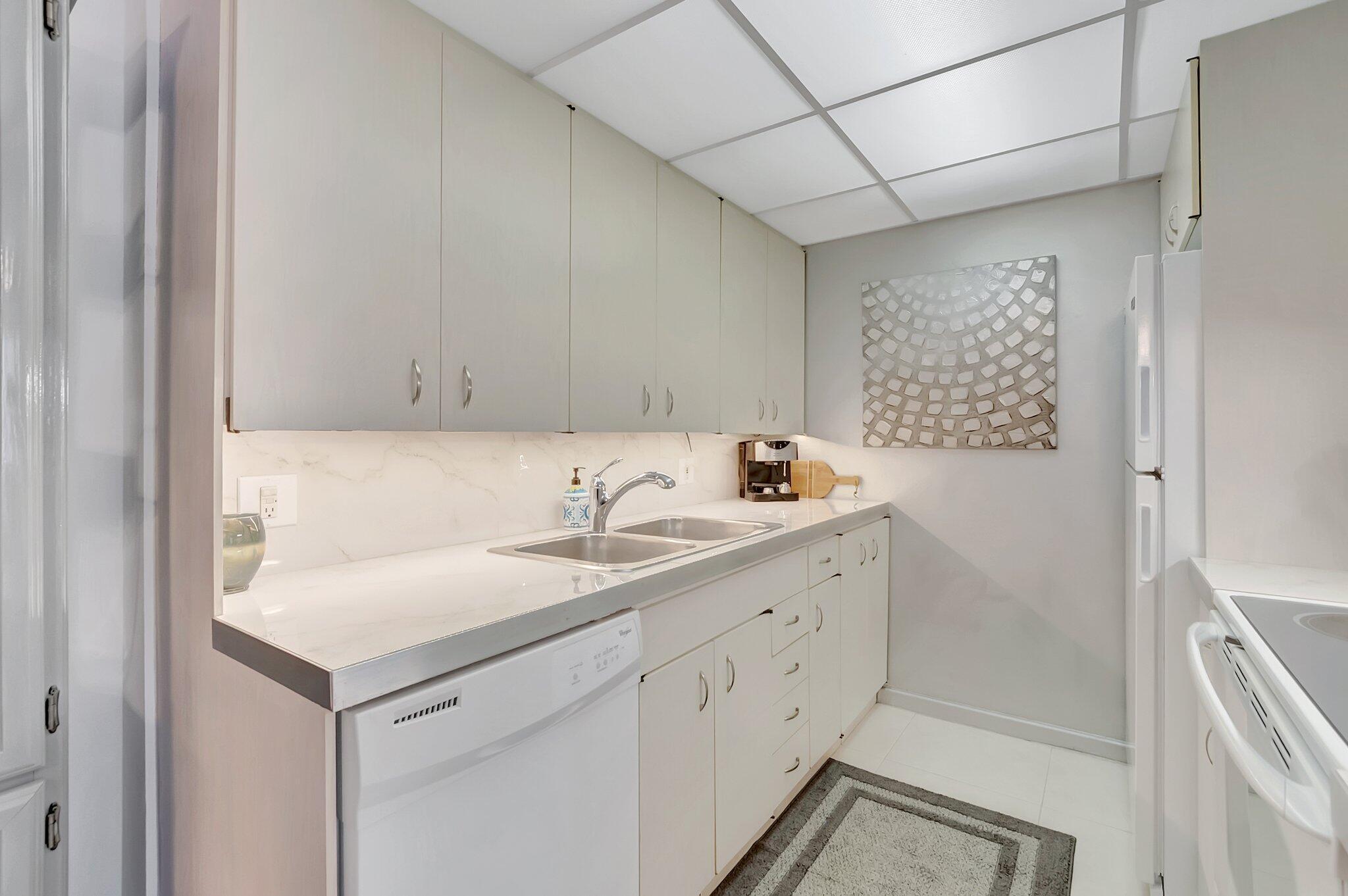 2051 Cambridge C Property Photo 8