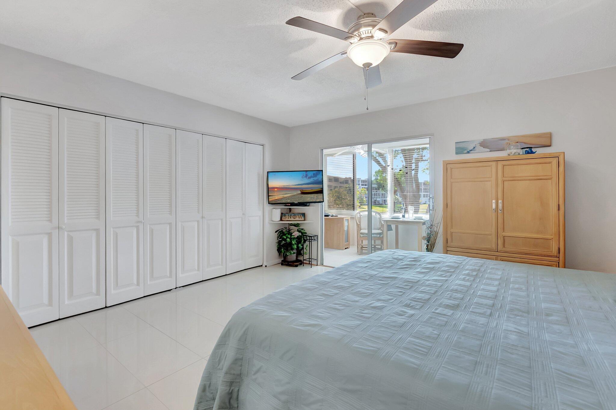 2051 Cambridge C Property Photo 10