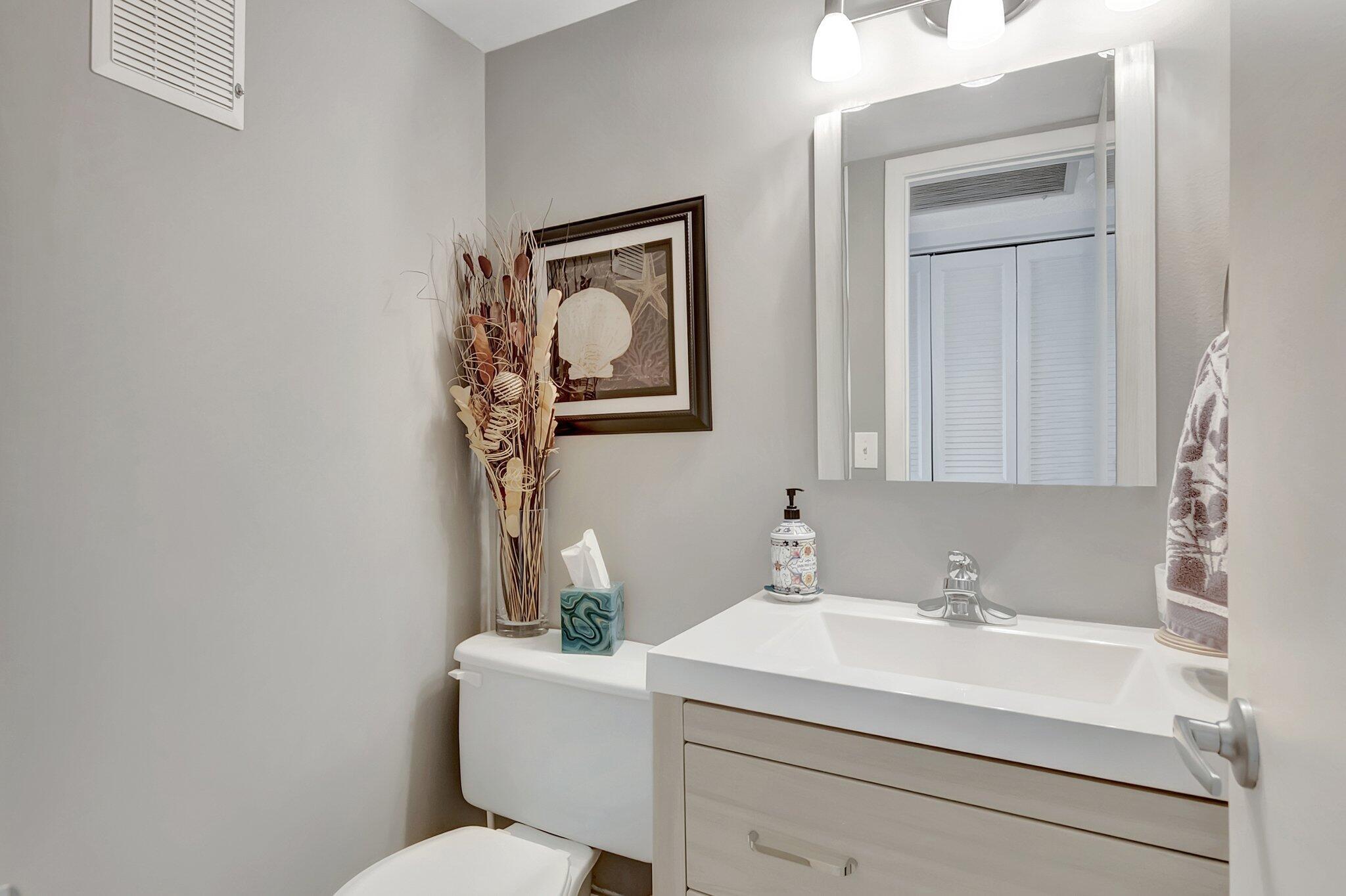 2051 Cambridge C Property Photo 14