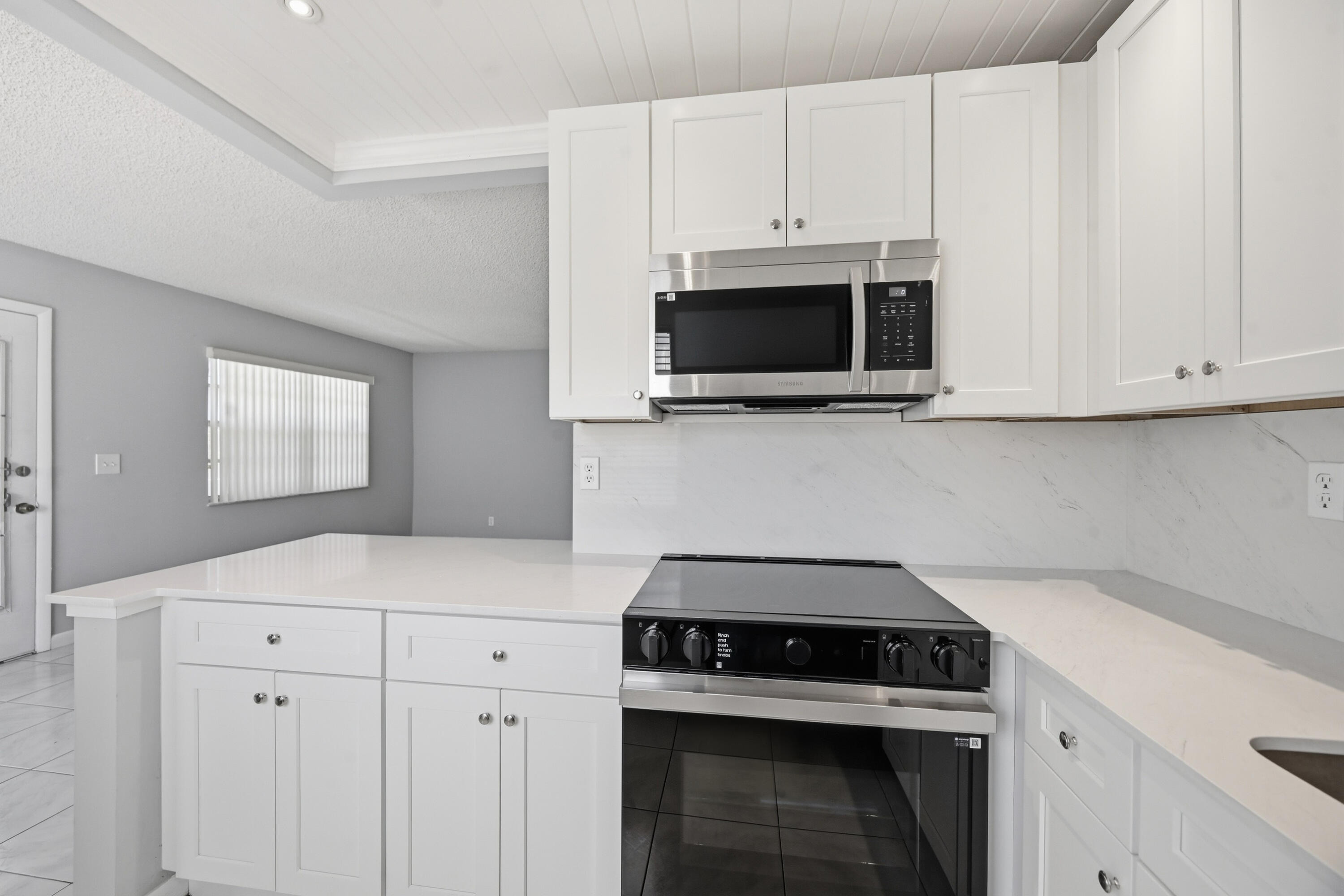 422 Burgundy I Property Photo 3