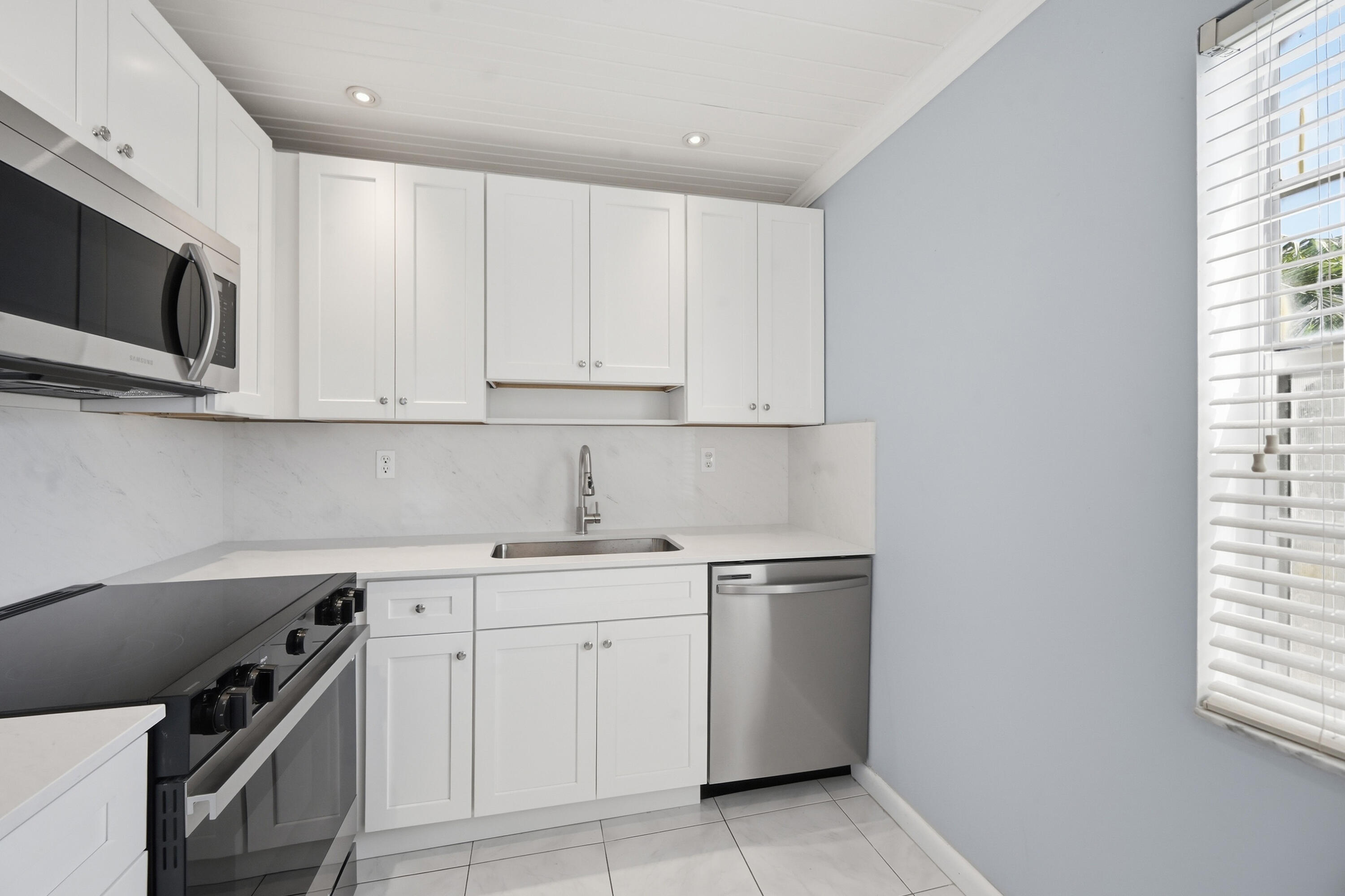 422 Burgundy I Property Photo 4