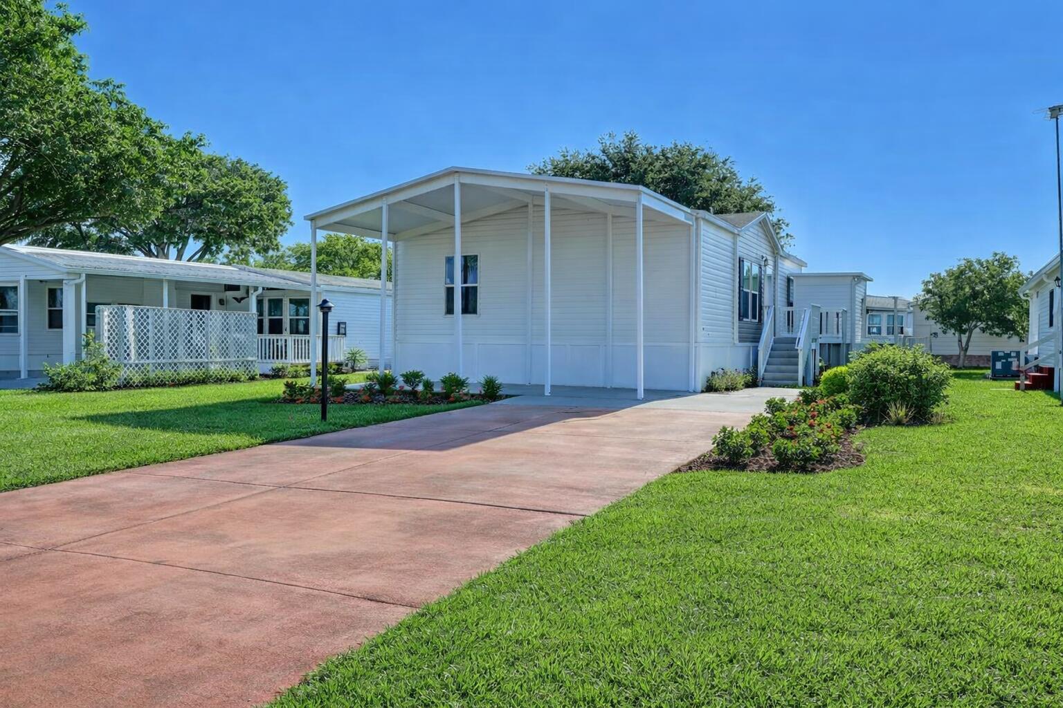 1479 Barefoot Circle Property Photo 1