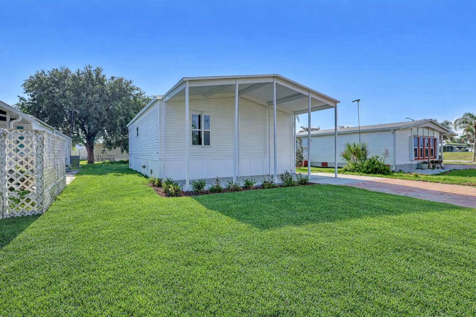 1479 Barefoot Circle Property Photo 3