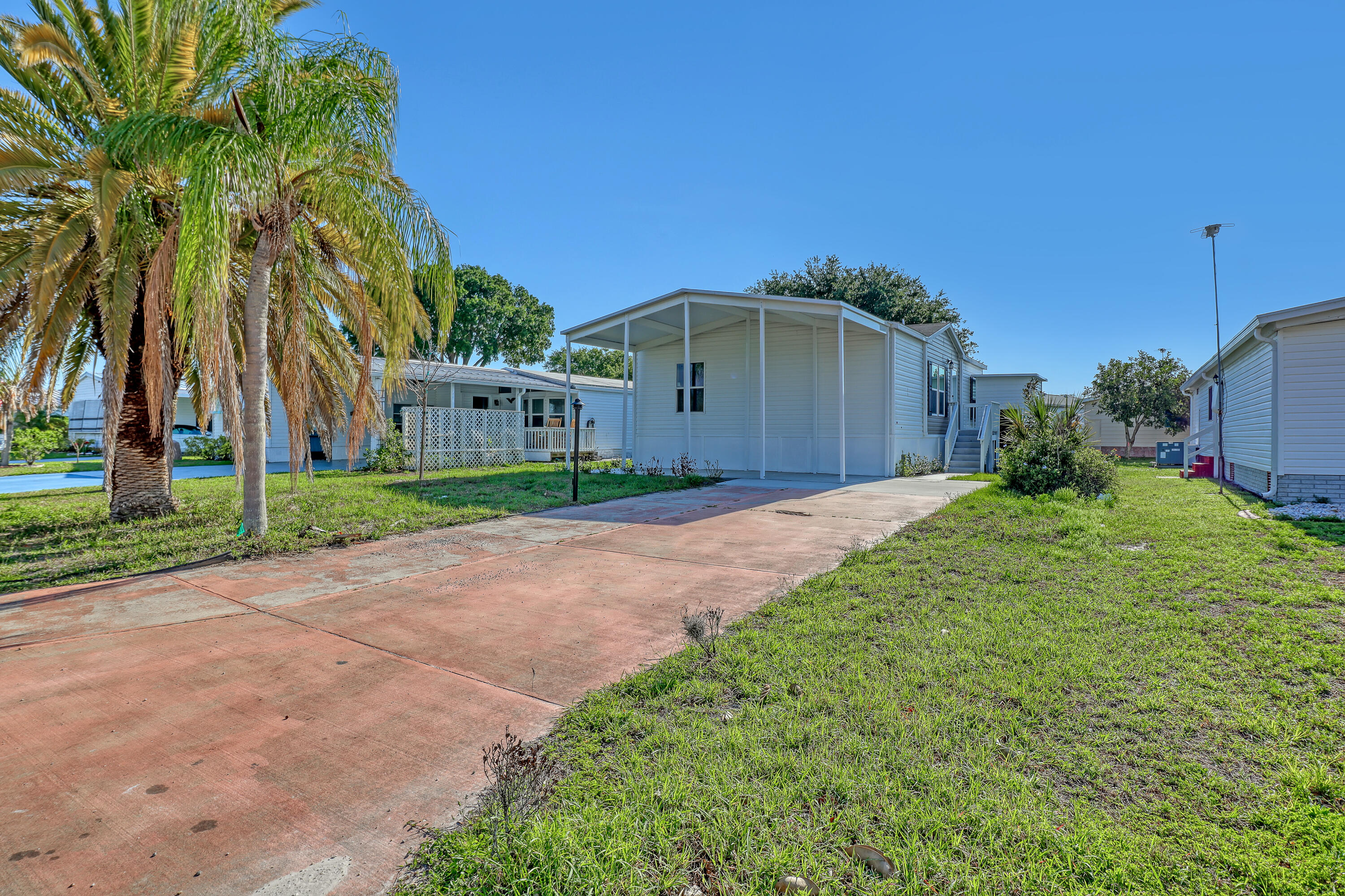 1479 Barefoot Circle Property Photo 6