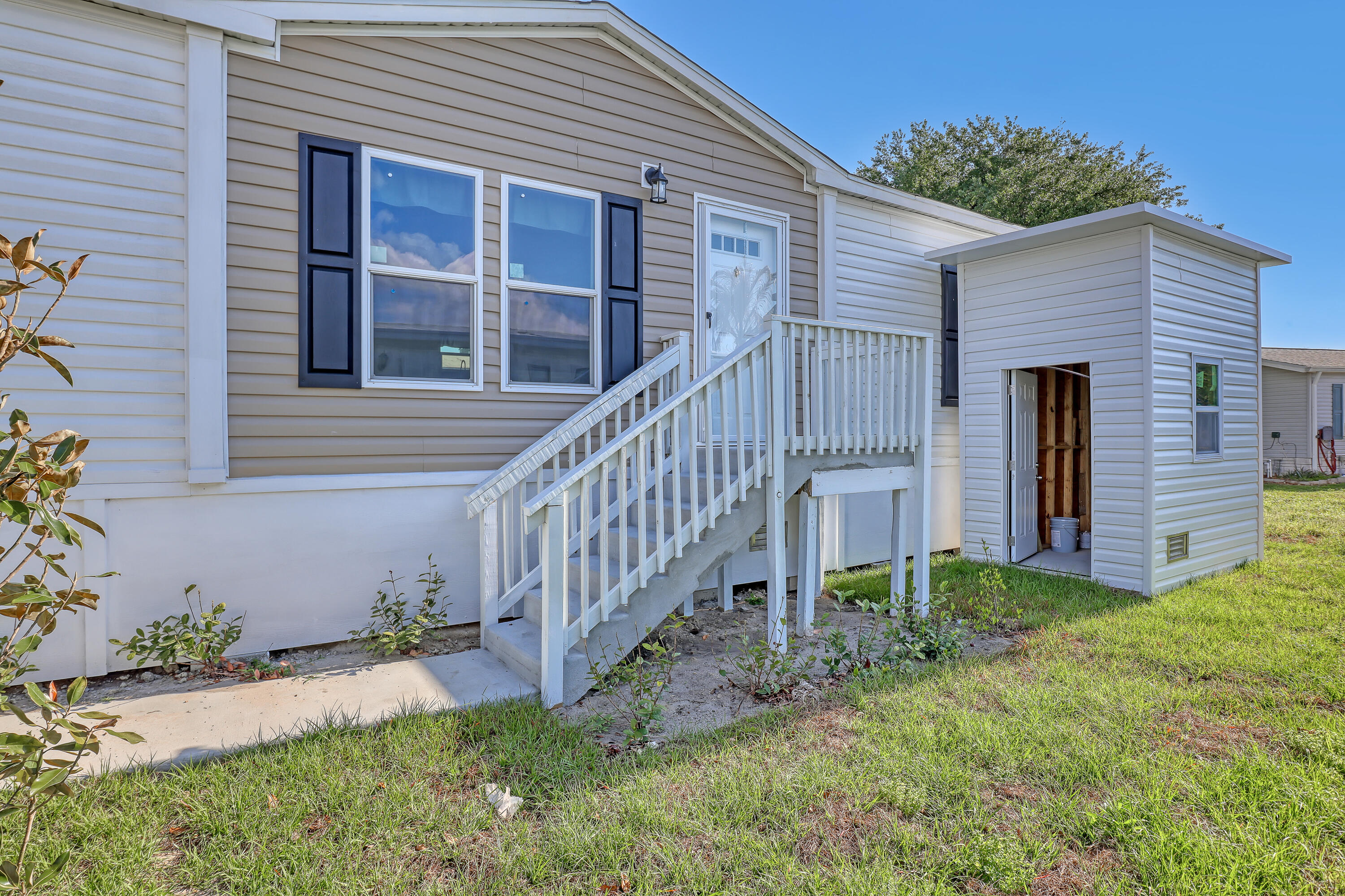 1479 Barefoot Circle Property Photo 8