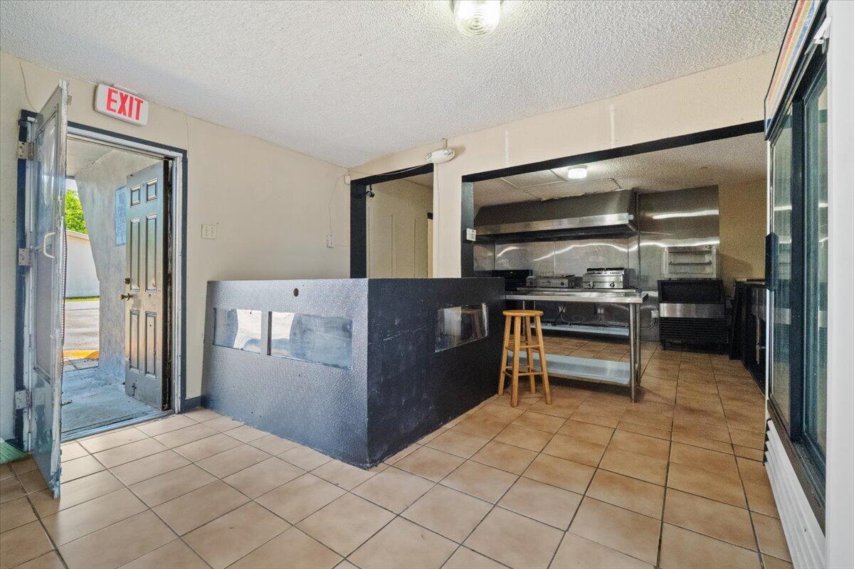 1023 Lee Street Property Photo 6