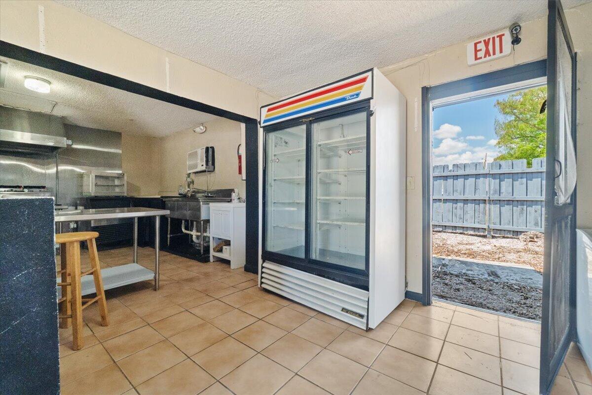 1023 Lee Street Property Photo 7