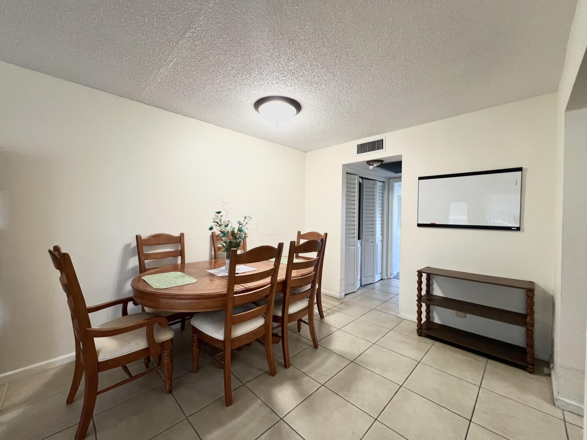 4023 Berkshire B 4023 Property Photo 3