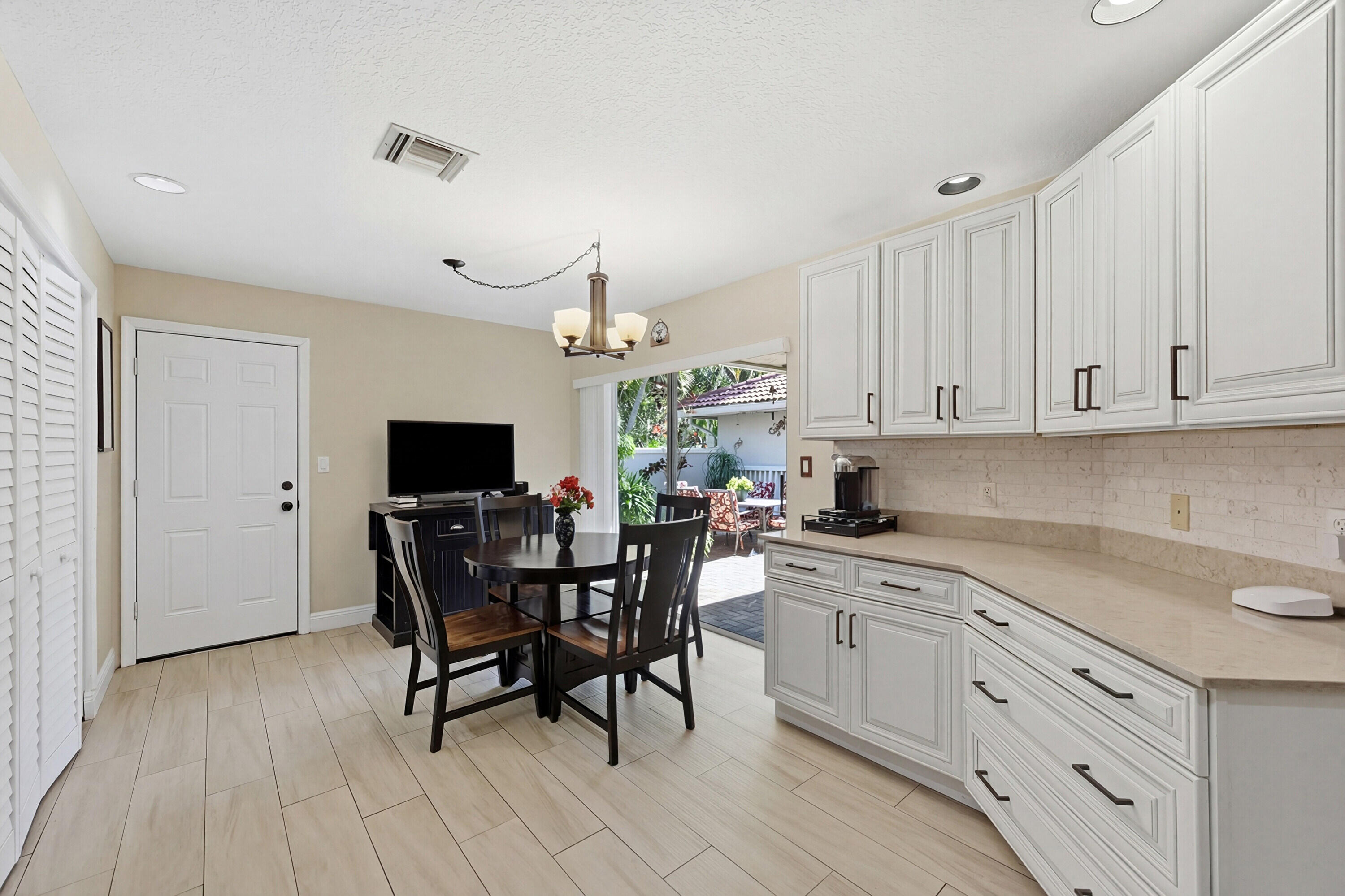 4115 Carriage Drive P2 Property Photo 1
