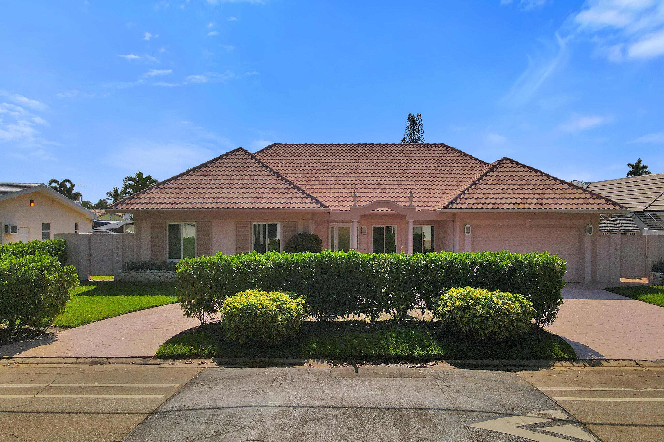 5530 Bayview Drive Property Photo 1