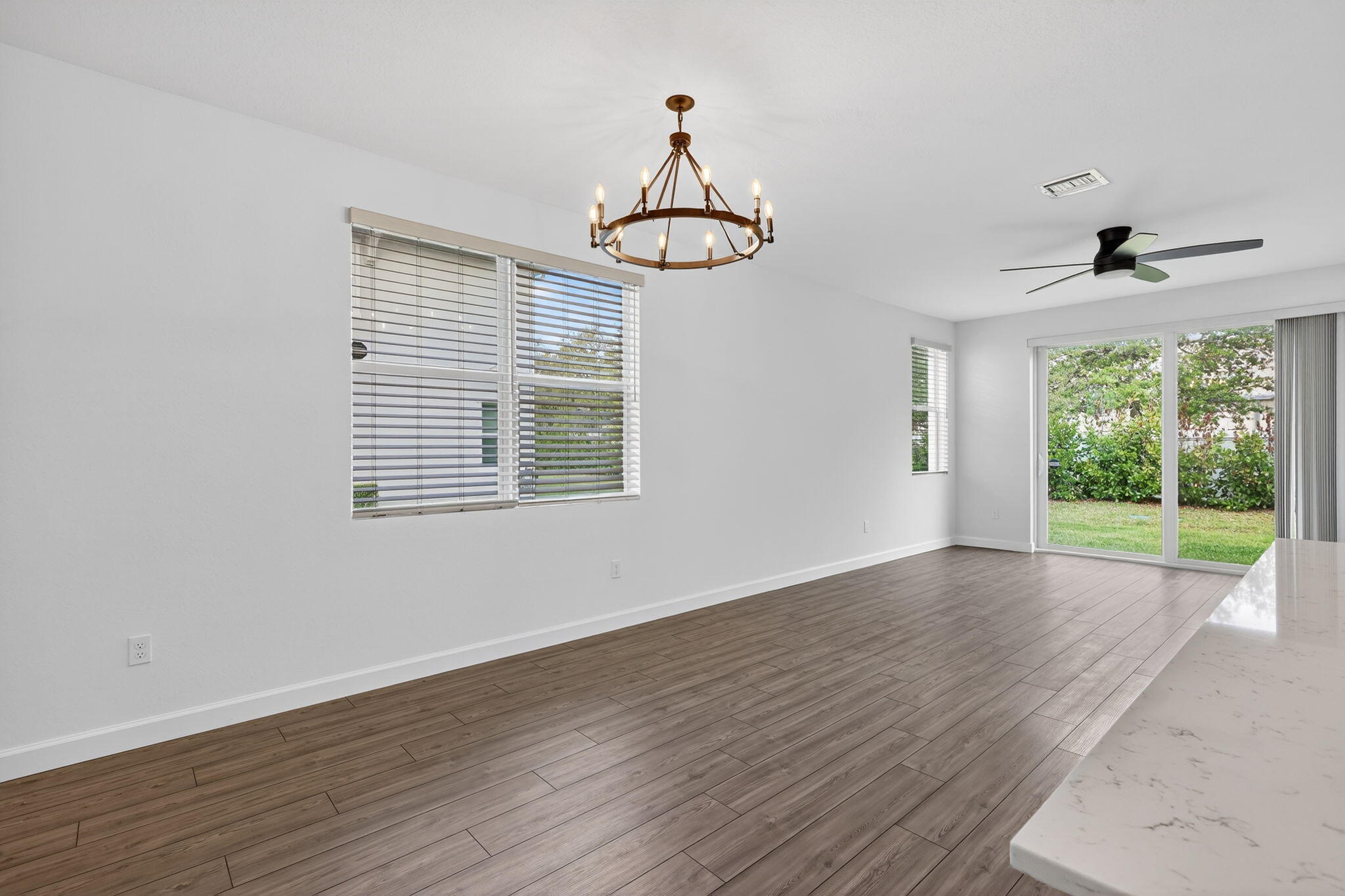 211 Se Woodbark Street Property Photo 6