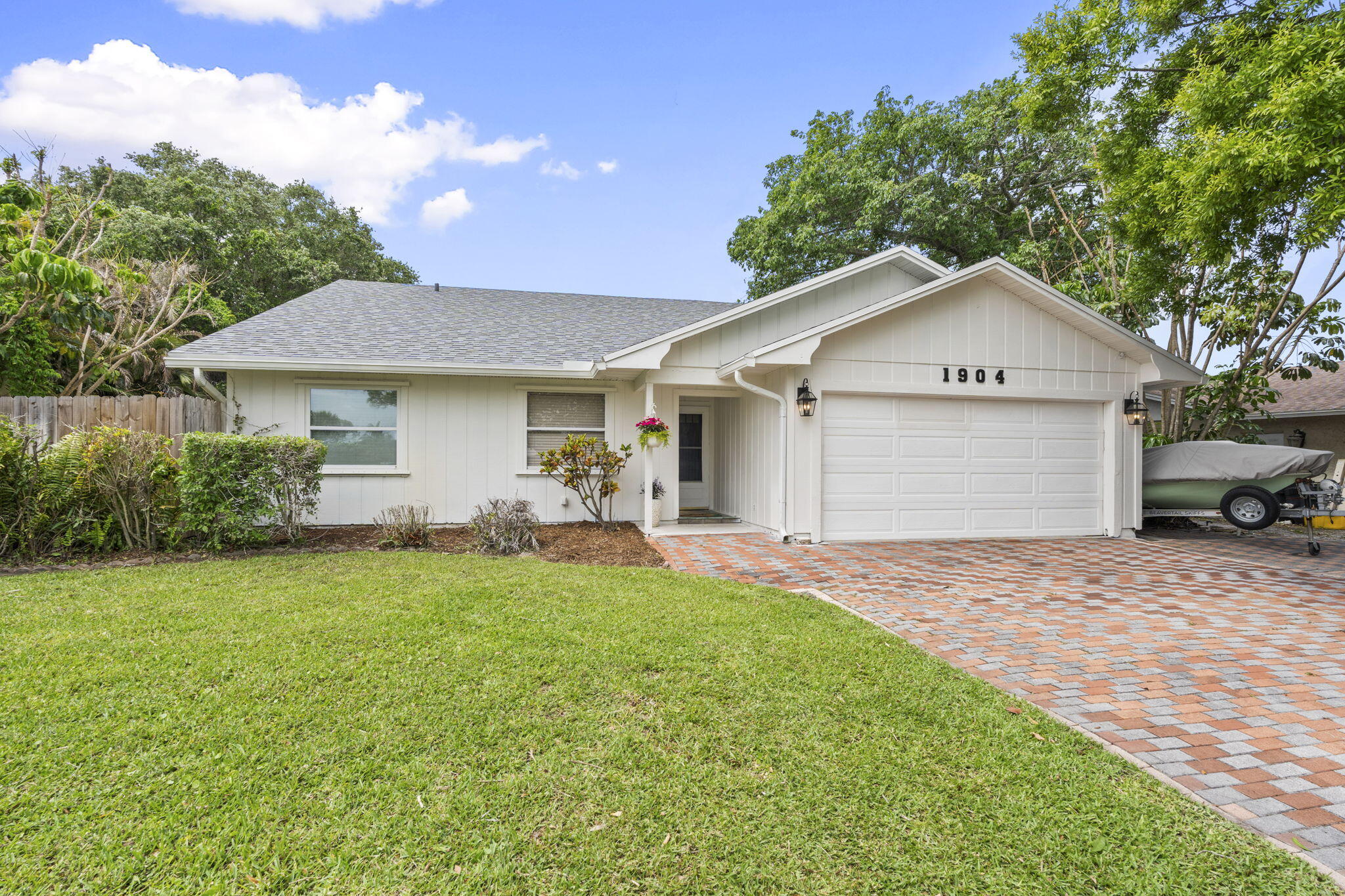 1904 Ne Avenida Dracaena Property Photo 1
