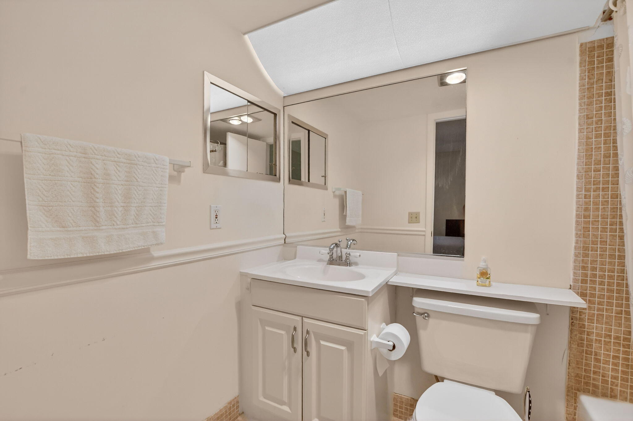 4038 Durham B Property Photo 16