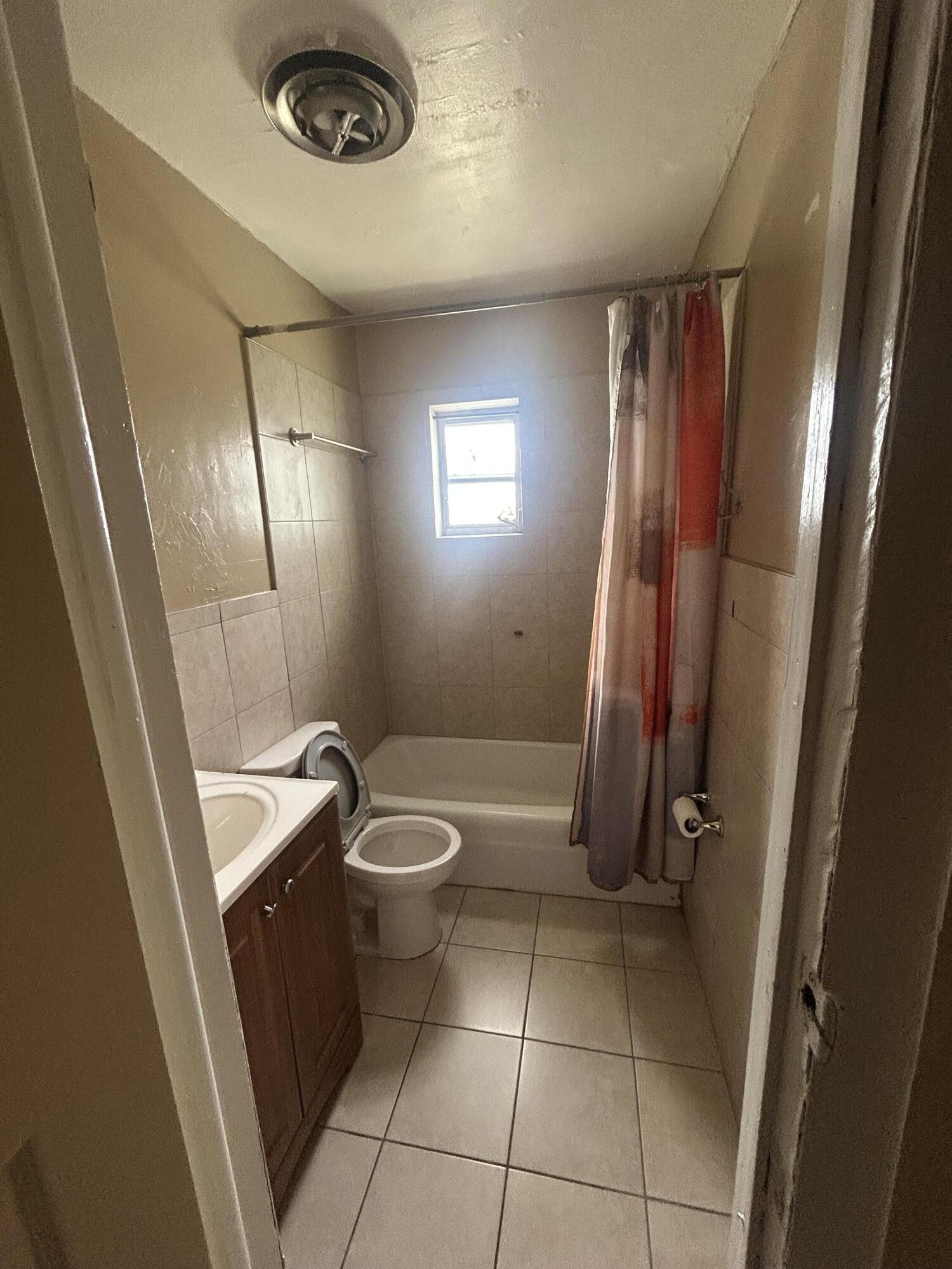 8657 64th Court Property Photo 4