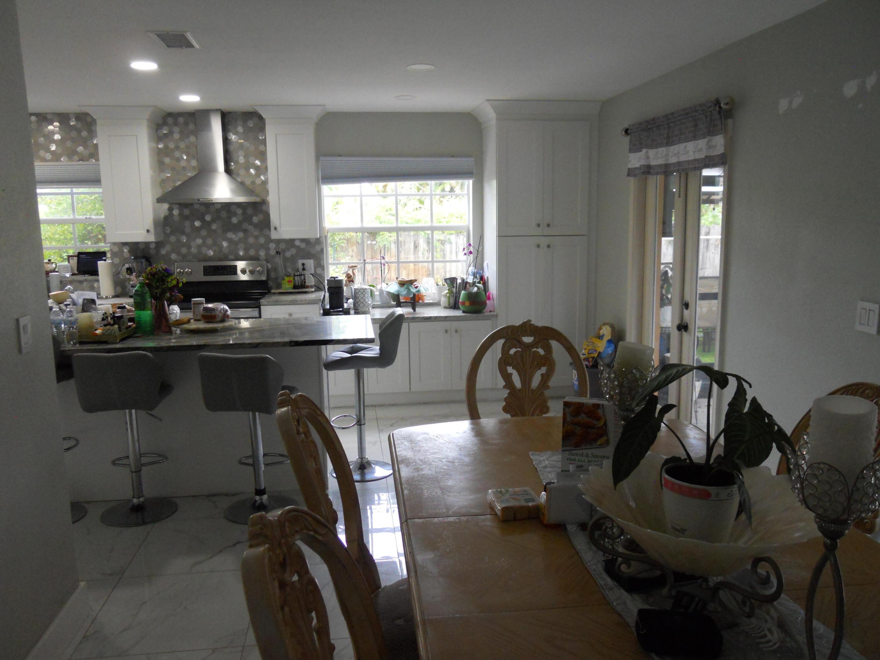 2755 Nw 84th Avenue Property Photo 6