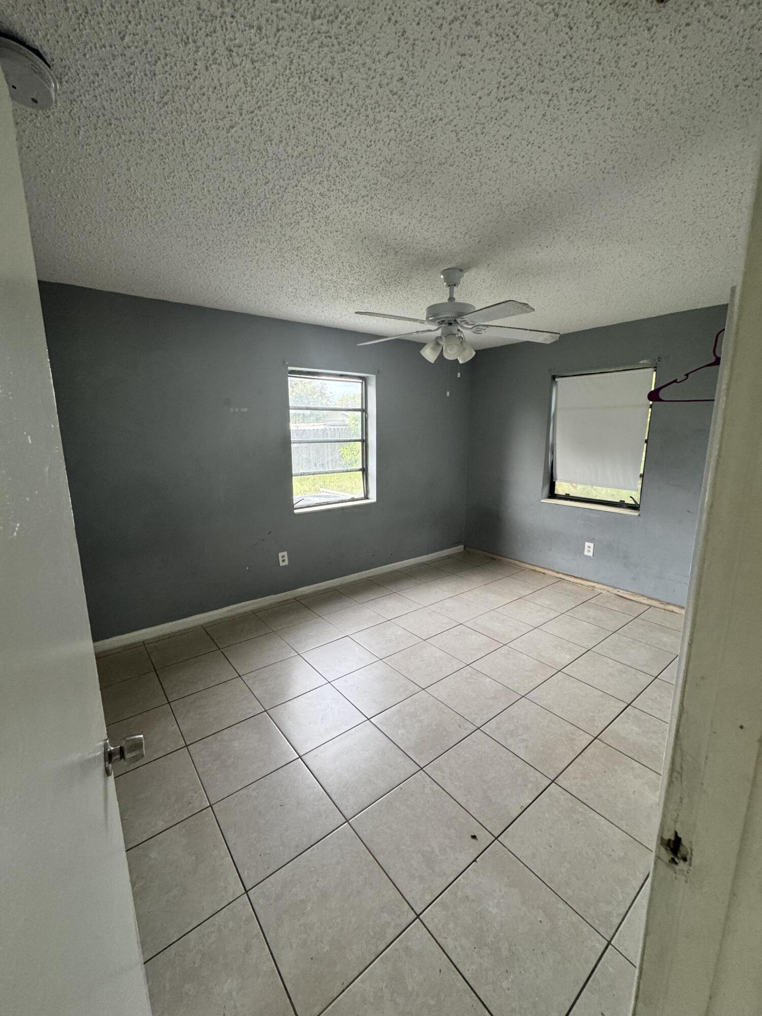 243 Ne 39th Court Property Photo 3