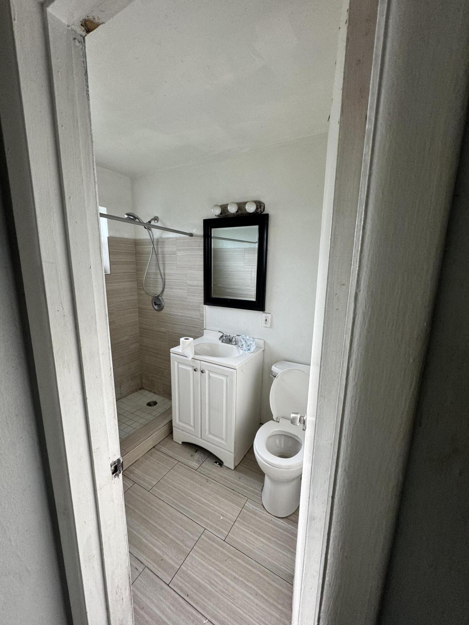 243 Ne 39th Court Property Photo 4