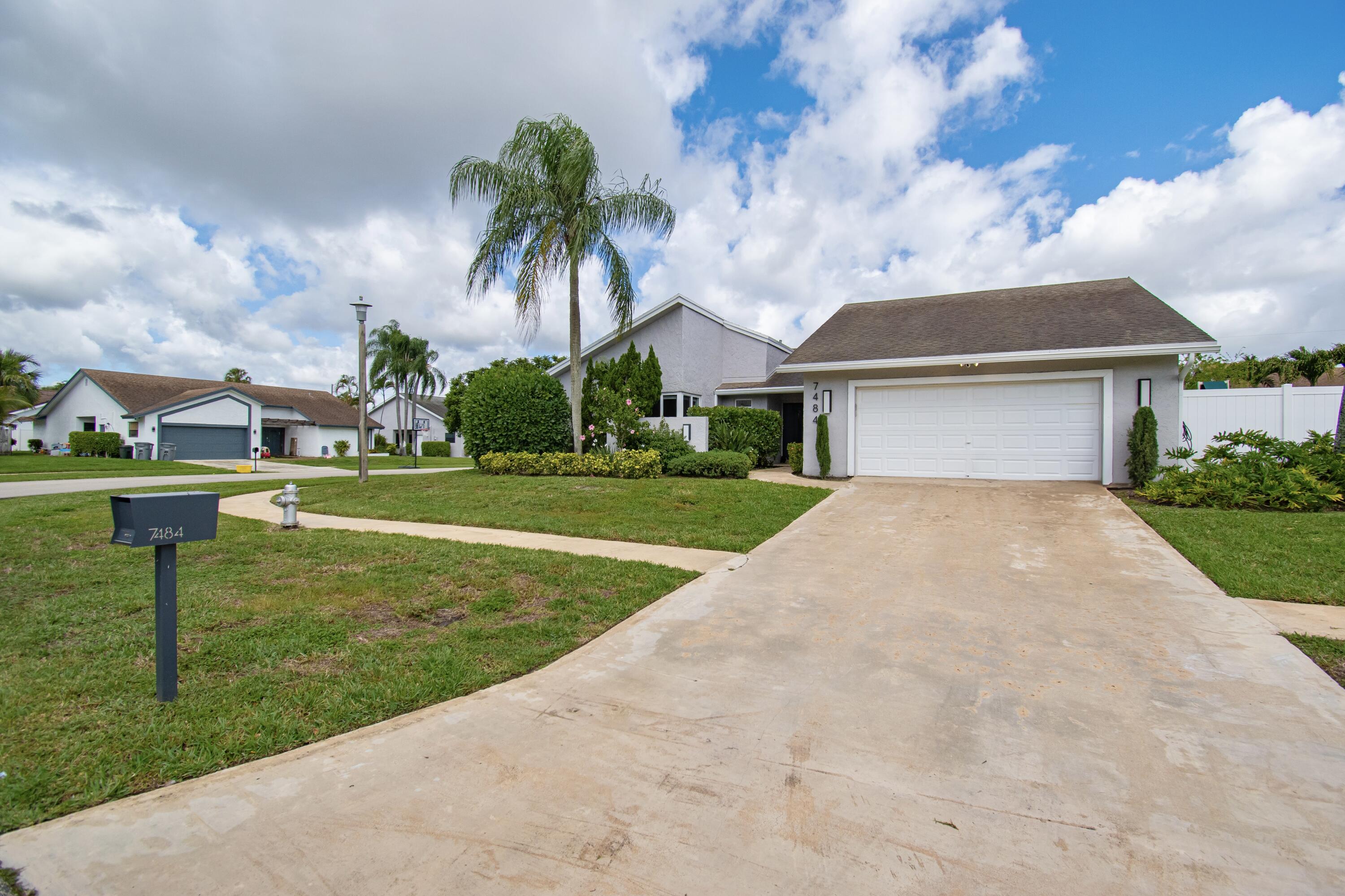 7484 Malibu Crescent Property Photo 3