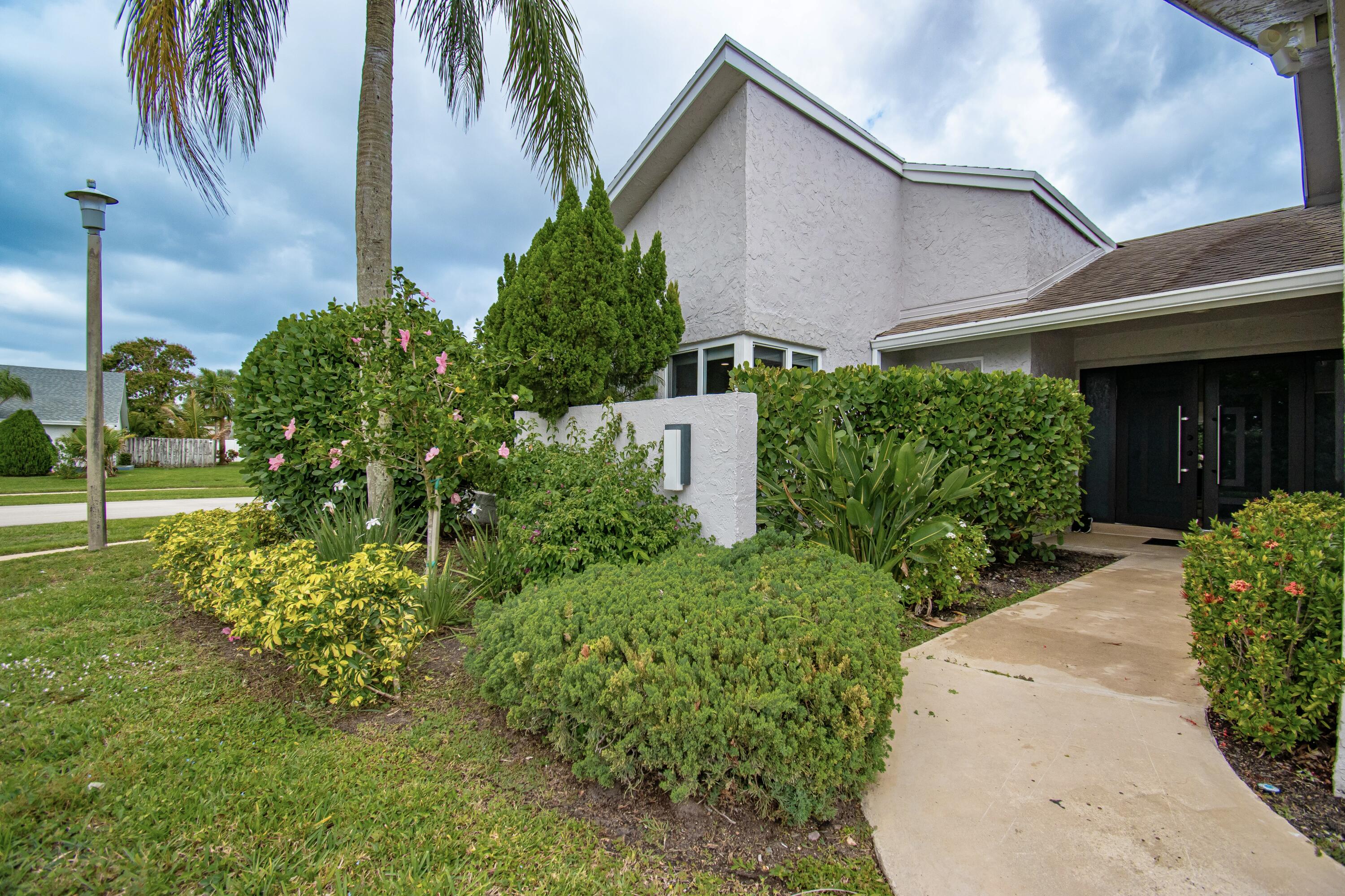 7484 Malibu Crescent Property Photo 4