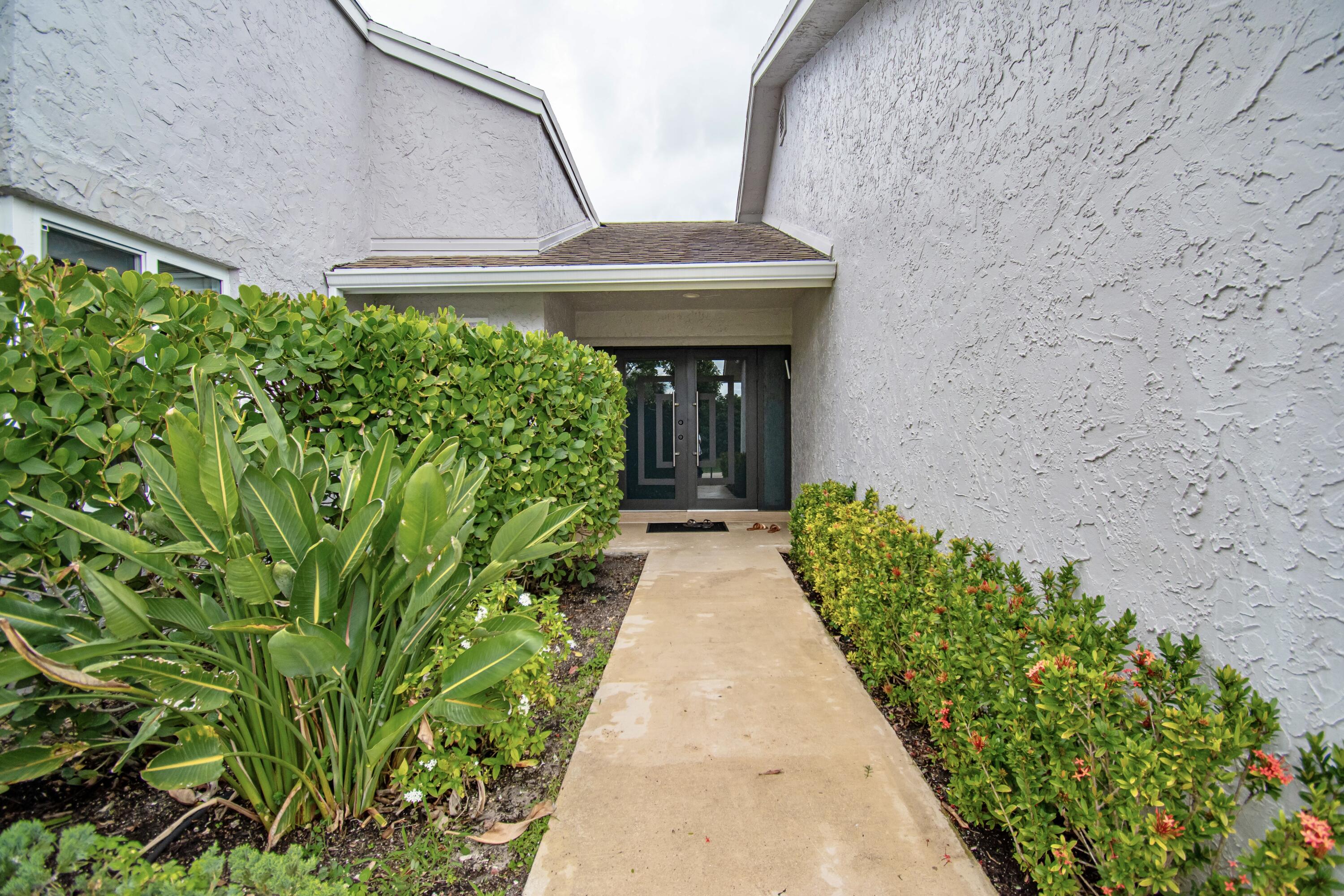 7484 Malibu Crescent Property Photo 6