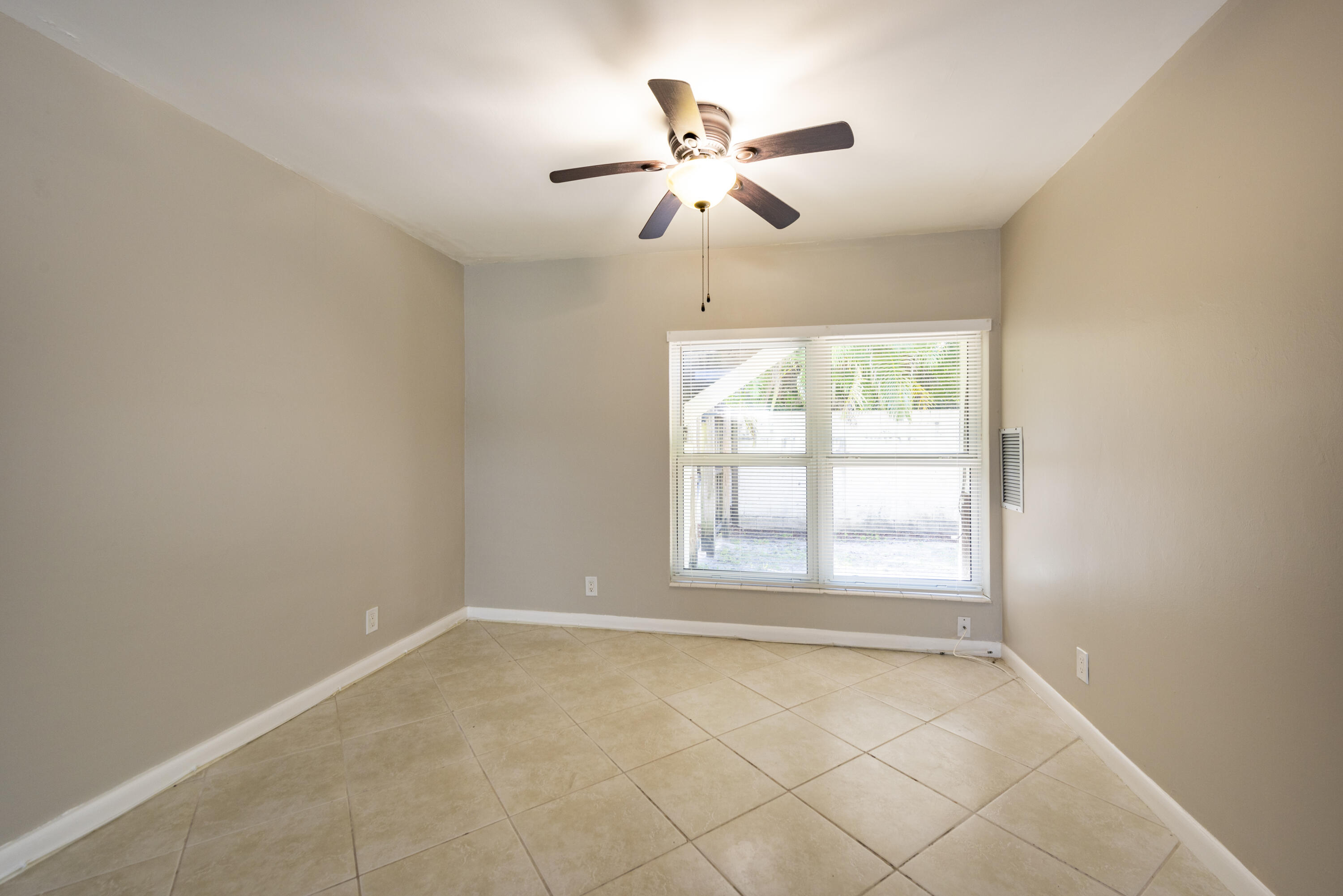 1015 Ne 9th Avenue 2 Property Photo 5