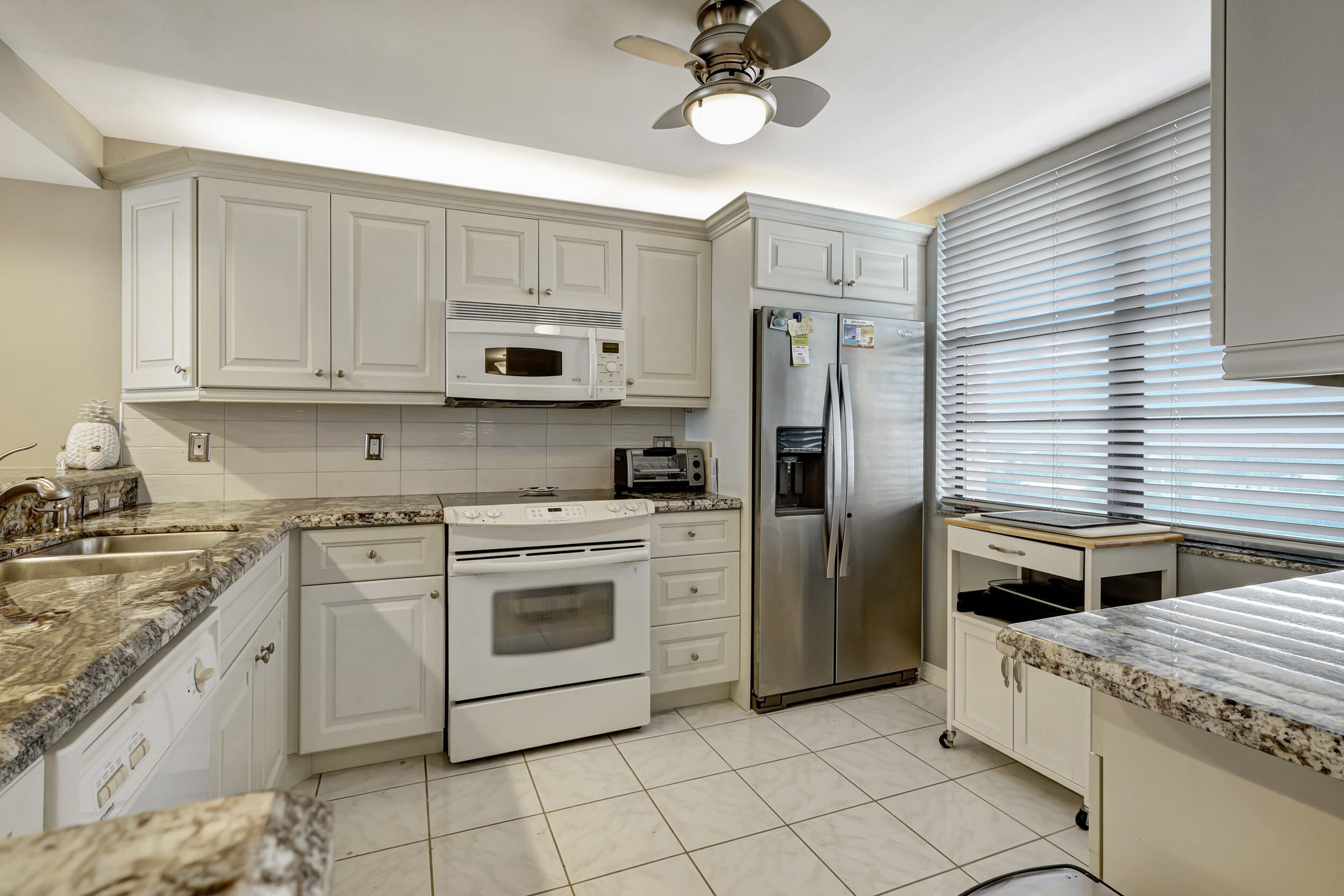 840 Ocean Drive 806 Property Photo 17