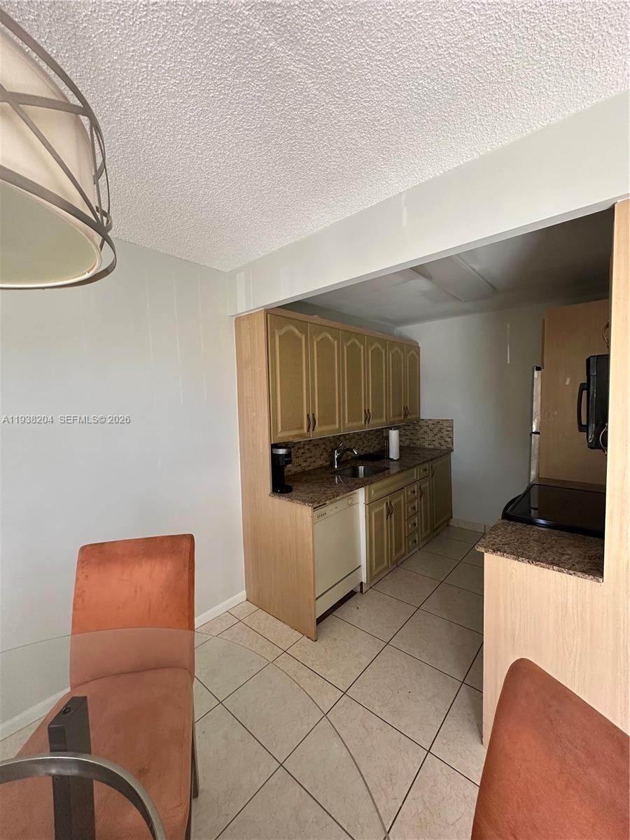 3043 Exeter Property Photo 4