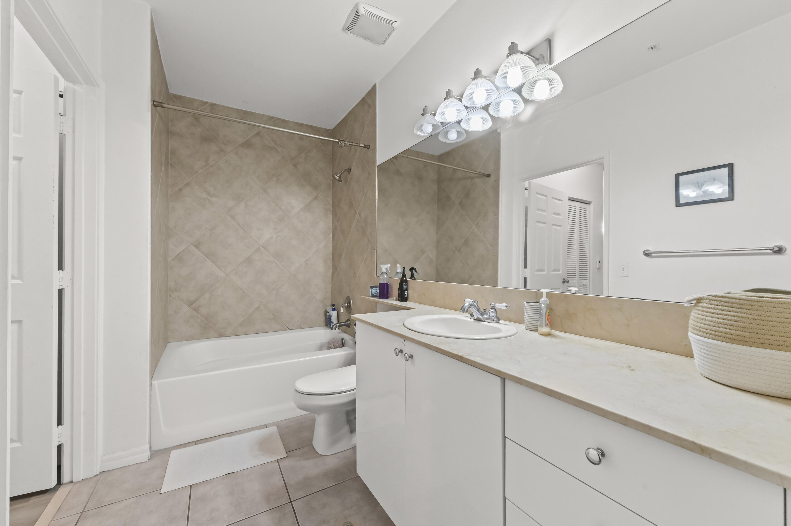 804 E Windward Way #122 Property Photo 11