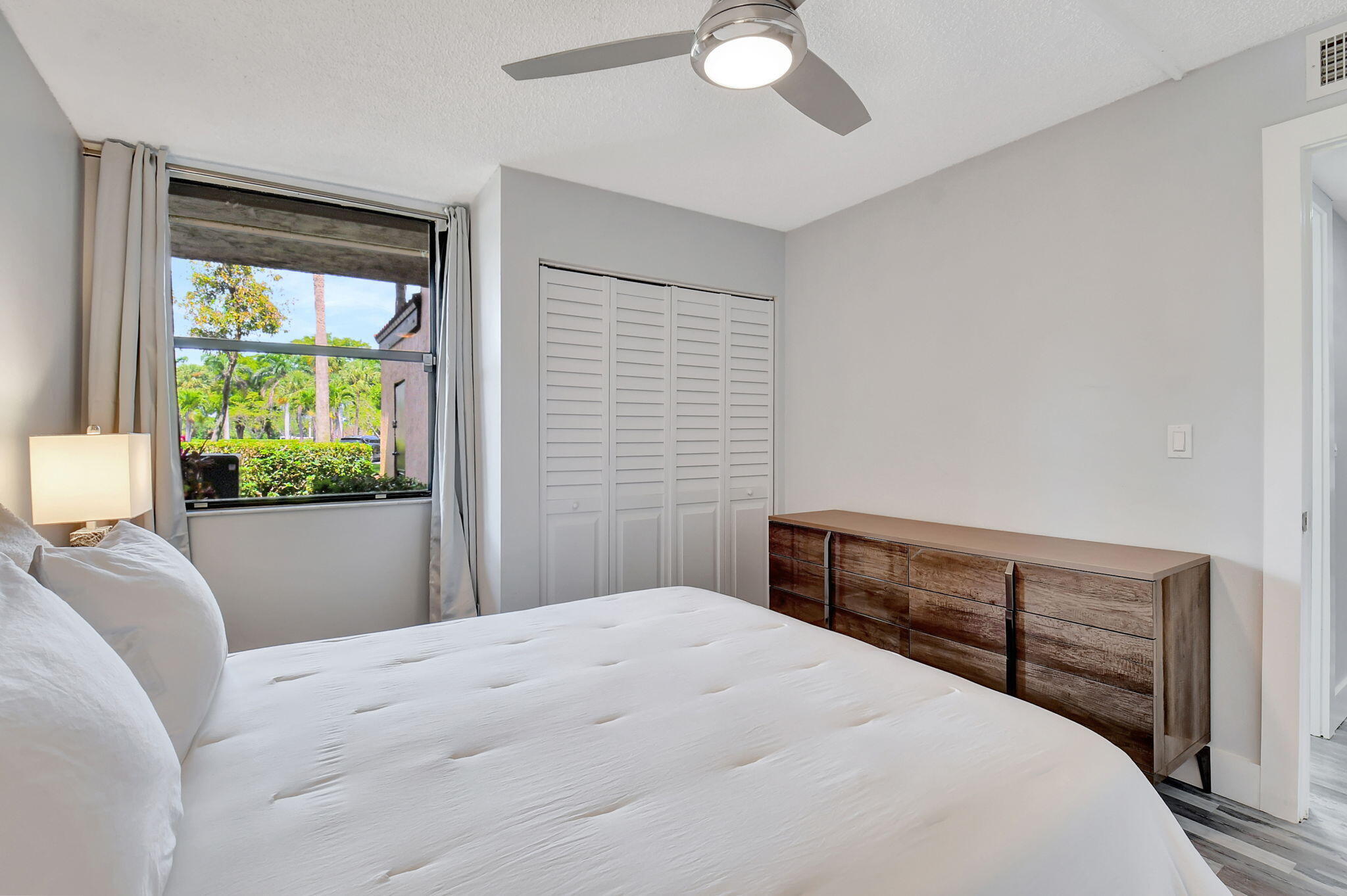 2255 Lindell Boulevard 4103 Property Photo 16