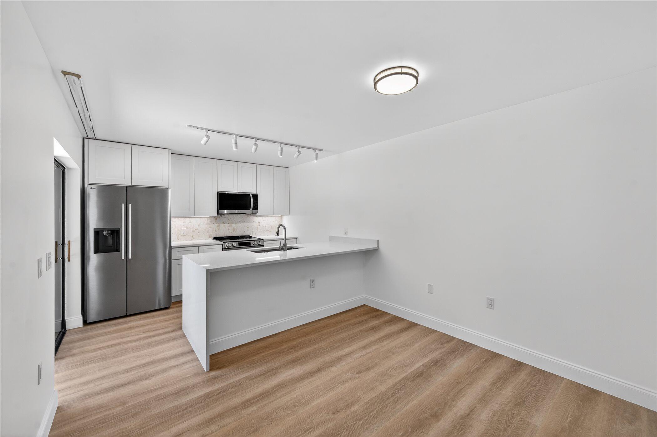 1617 16th Way Property Photo 2