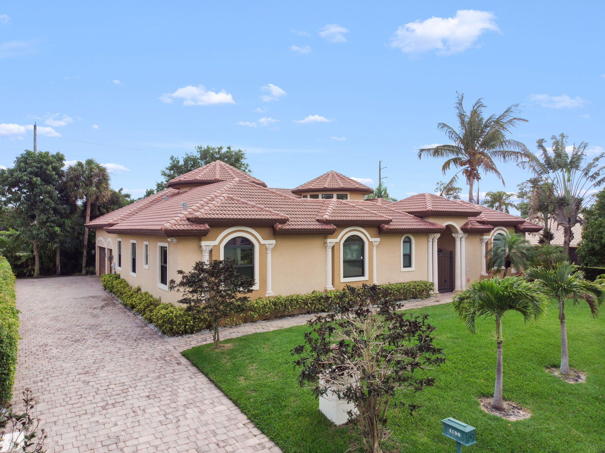 4190 Gleneagles Drive Property Photo 6