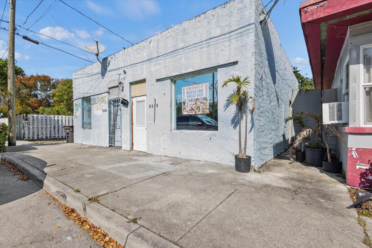 1504 N Sapodilla Avenue Property Photo 2