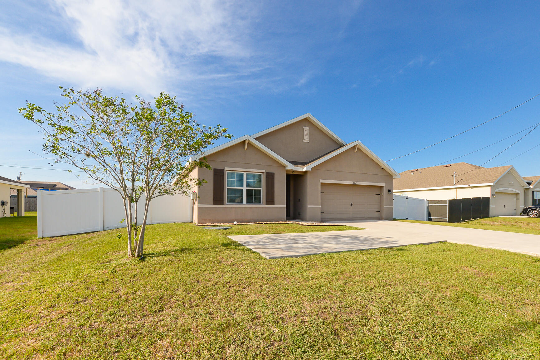 567 Sw Paar Drive Property Photo 4