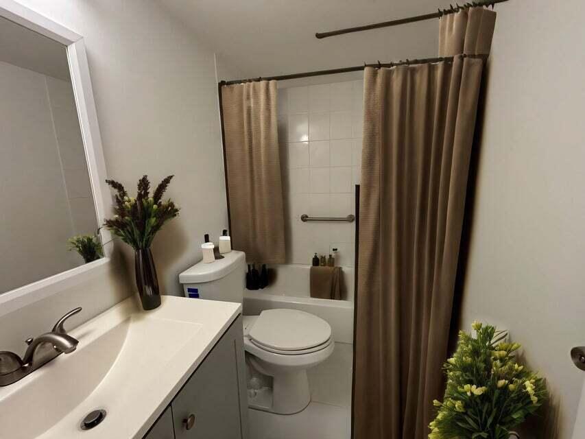125 Westbury Circle G Property Photo 8
