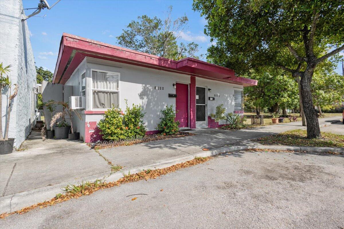 1504 N Sapodilla Avenue N Property Photo 3