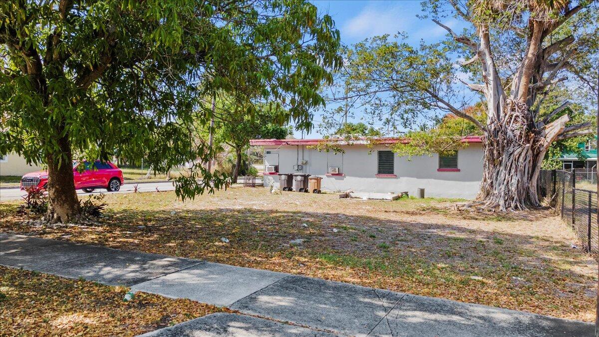 1504 N Sapodilla Avenue N Property Photo 6