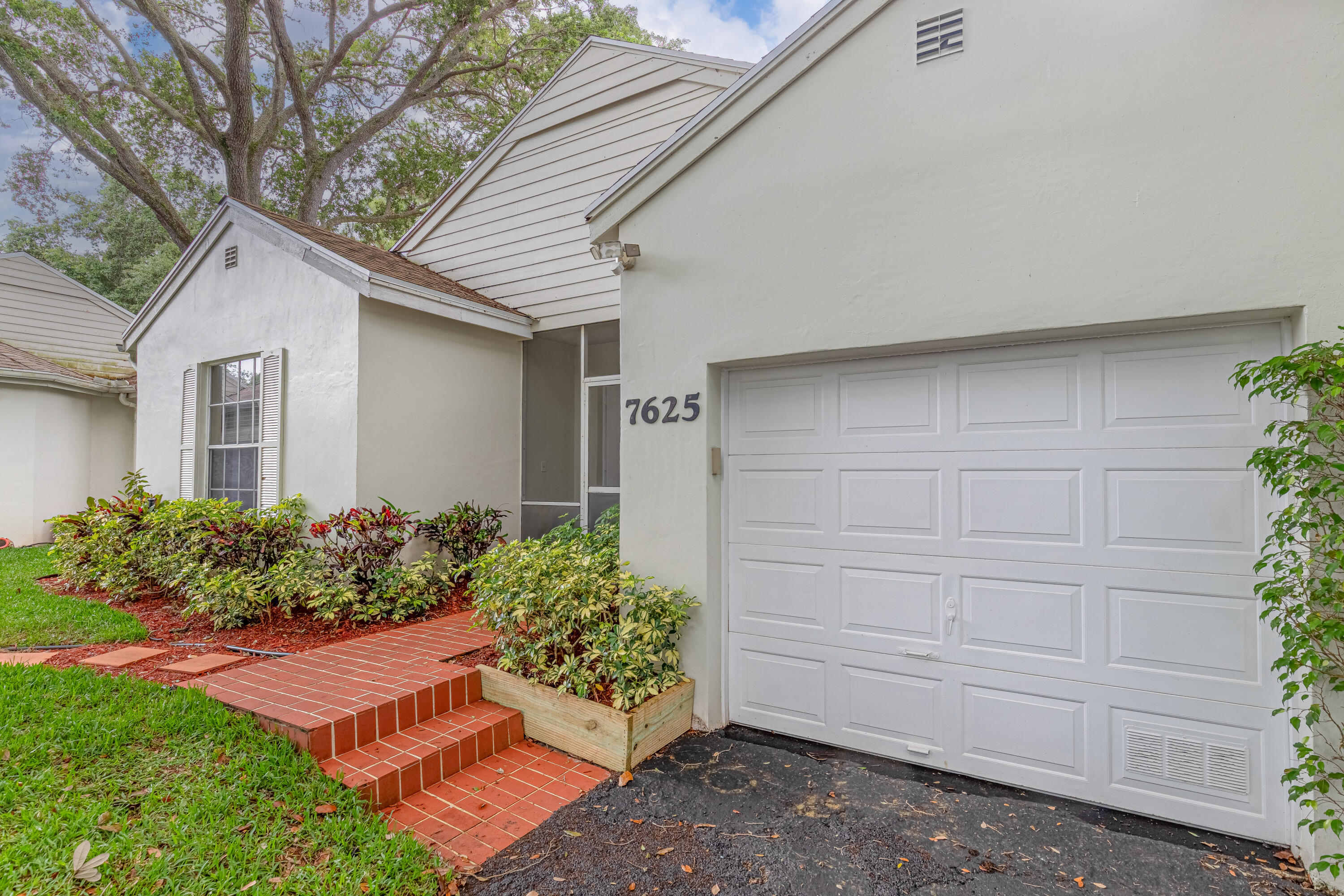 7625 Forest Green Lane Property Photo 3