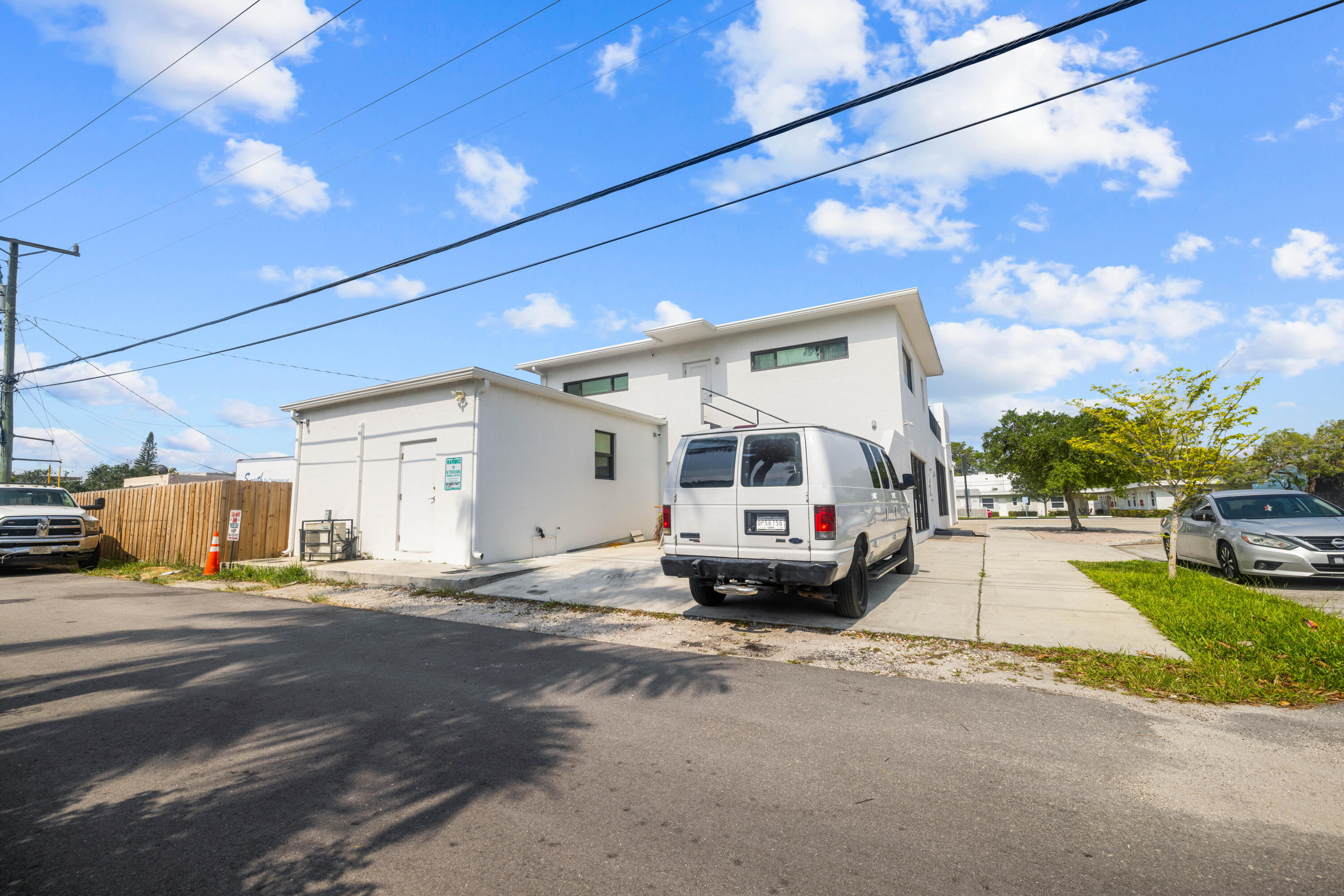 1914 N Dixie Highway Property Photo 8